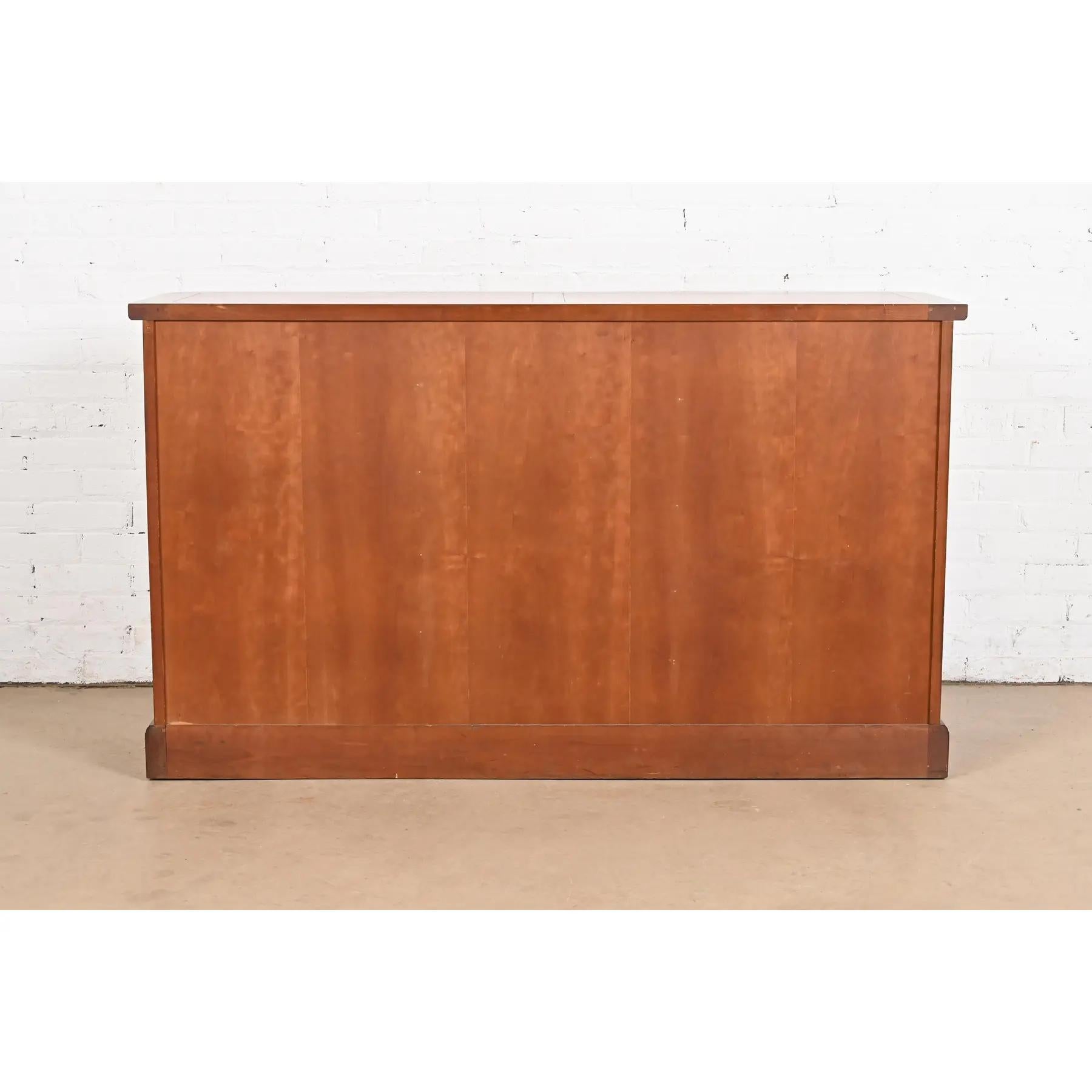 Baker Furniture Credenza o mobile bar in legno di ciliegio di epoca medio-recente in vendita 4