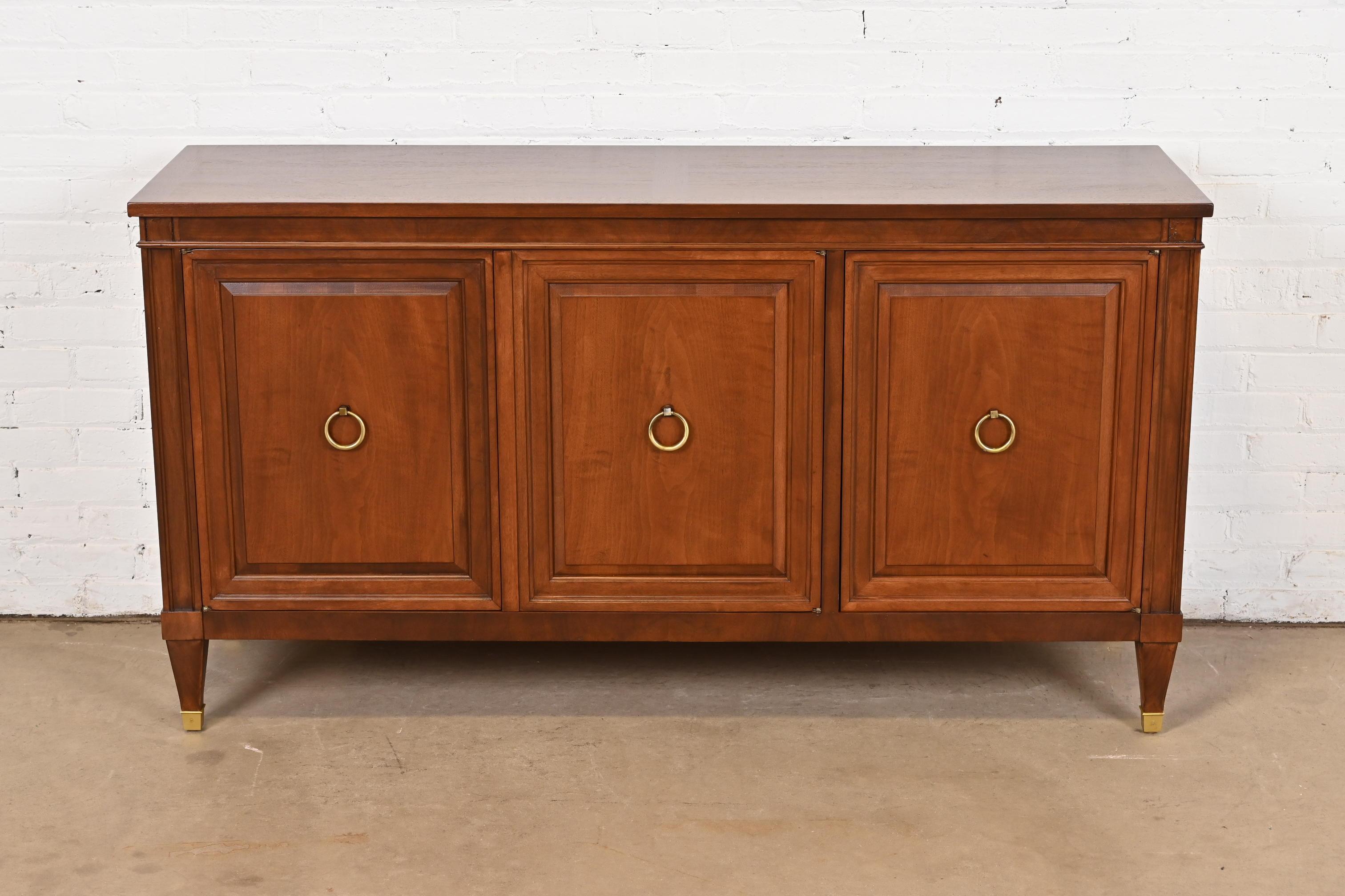 Un excepcional aparador, credenza o mueble bar estilo Luis XVI de la Regencia francesa de mediados de siglo

De Baker Furniture, Colección 