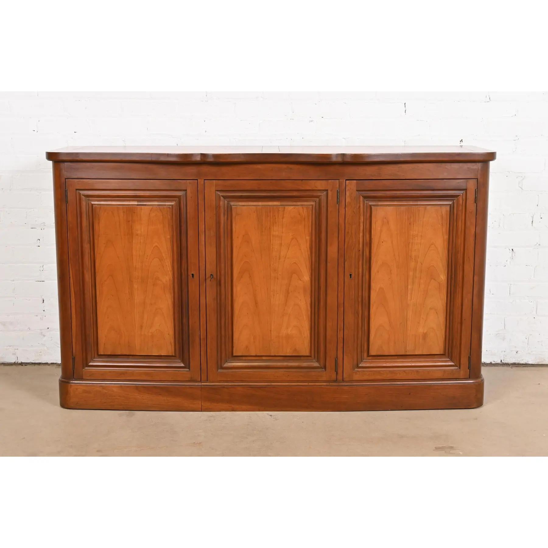 Un'eccezionale credenza, credenza o mobile bar in stile Luigi XVI della Francia Regency di metà secolo.

Da Baker Furniture

USA, anni '60

Splendido legno di ciliegio abbinato ai libri. L'armadio si chiude a chiave e la chiave è inclusa.

Misure: