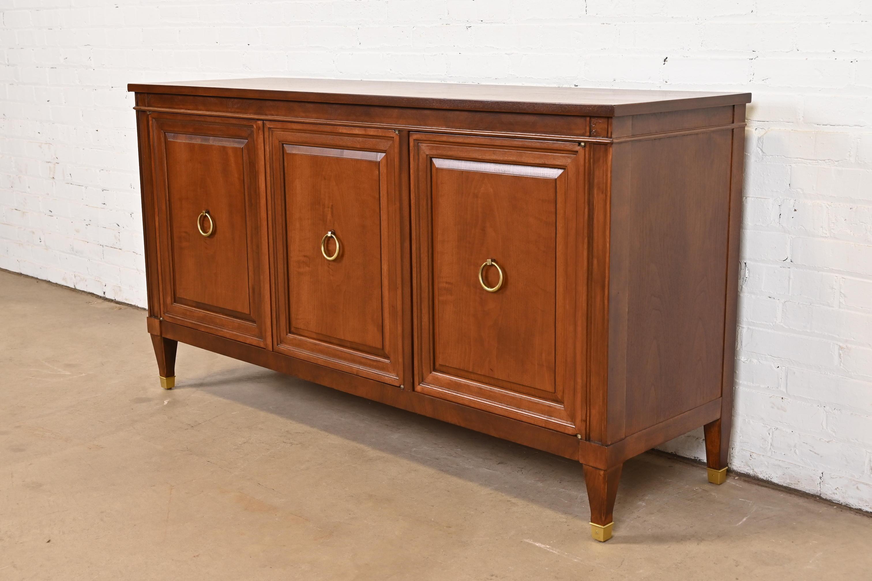 Baker Furniture Aparador o mueble bar de madera de cerezo de la Regencia francesa de mediados de siglo Estadounidense en venta