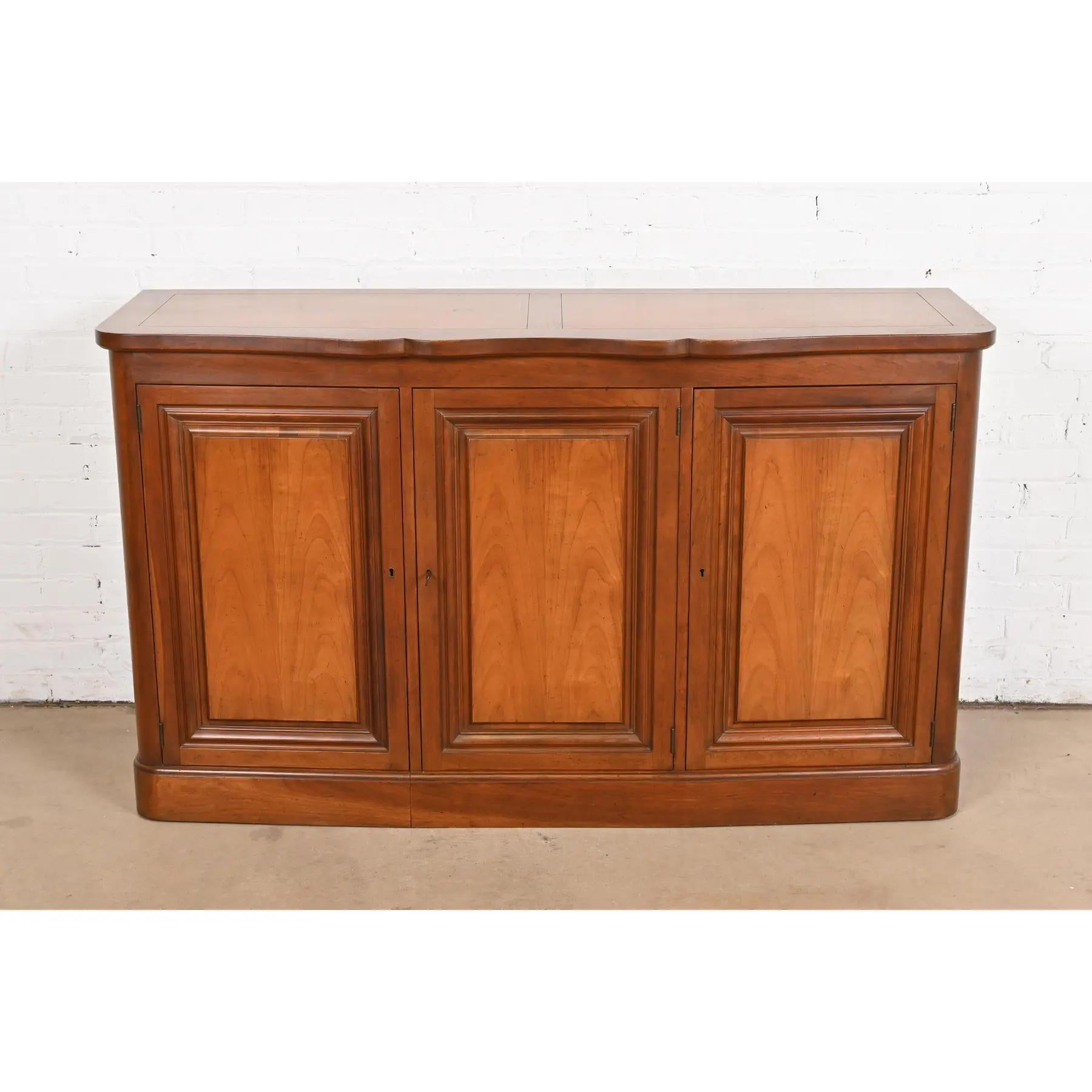 Stile provenzale Baker Furniture Credenza o mobile bar in legno di ciliegio di epoca medio-recente in vendita