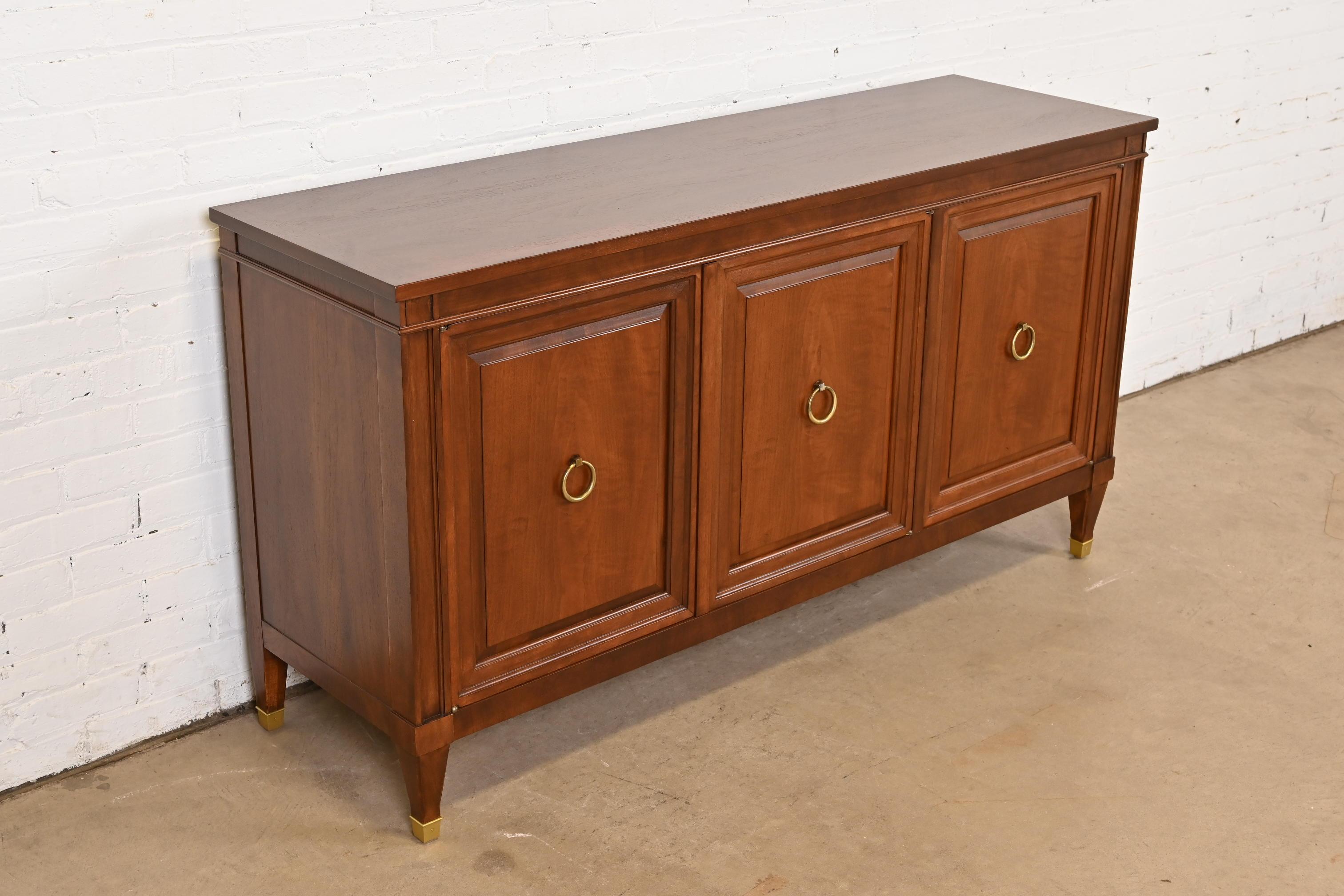 Baker Furniture Aparador o mueble bar de madera de cerezo de la Regencia francesa de mediados de siglo en Bueno estado para la venta en South Bend, IN