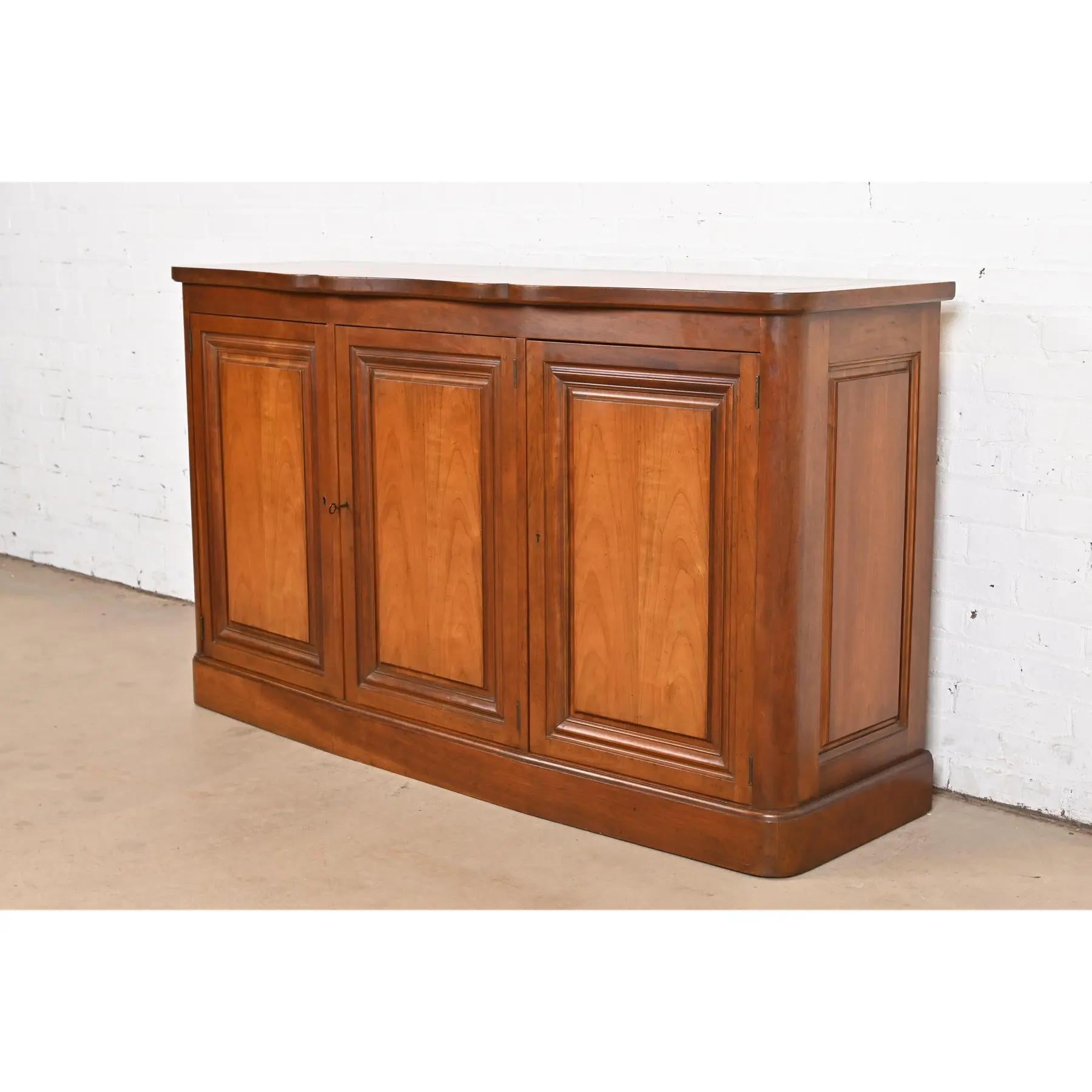 Americano Baker Furniture Credenza o mobile bar in legno di ciliegio di epoca medio-recente in vendita