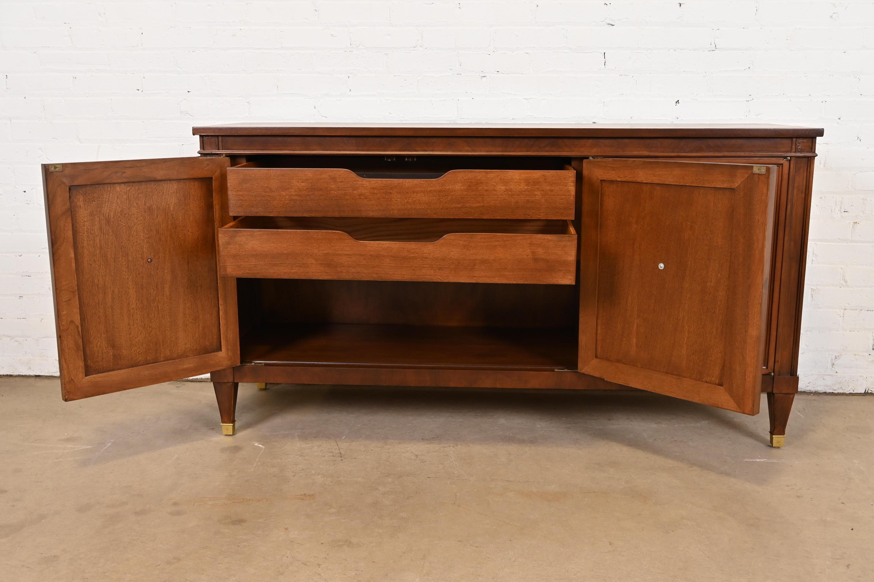 Baker Furniture Aparador o mueble bar de madera de cerezo de la Regencia francesa de mediados de siglo mediados del siglo XX en venta