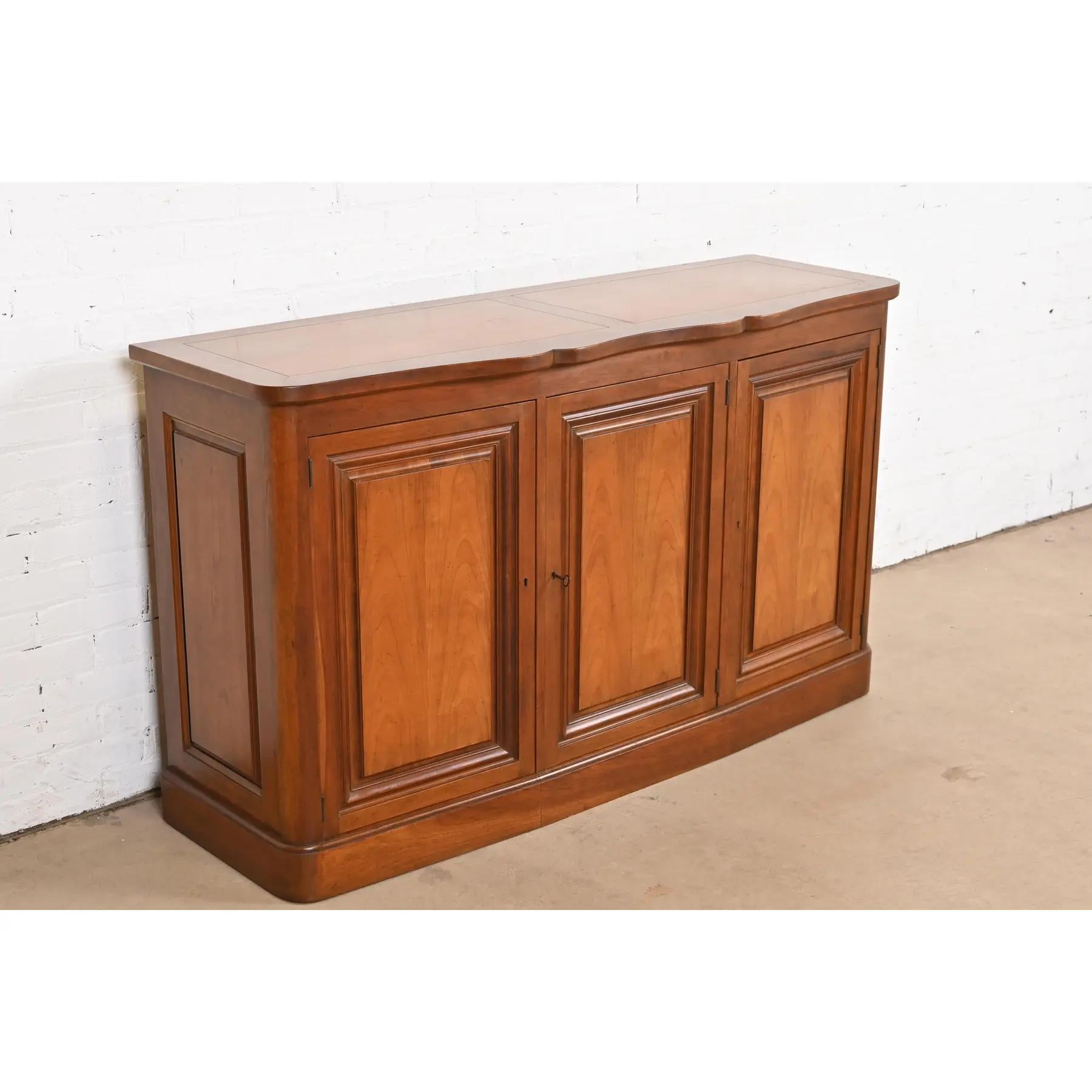 Baker Furniture Credenza o mobile bar in legno di ciliegio di epoca medio-recente In condizioni buone in vendita a South Bend, IN