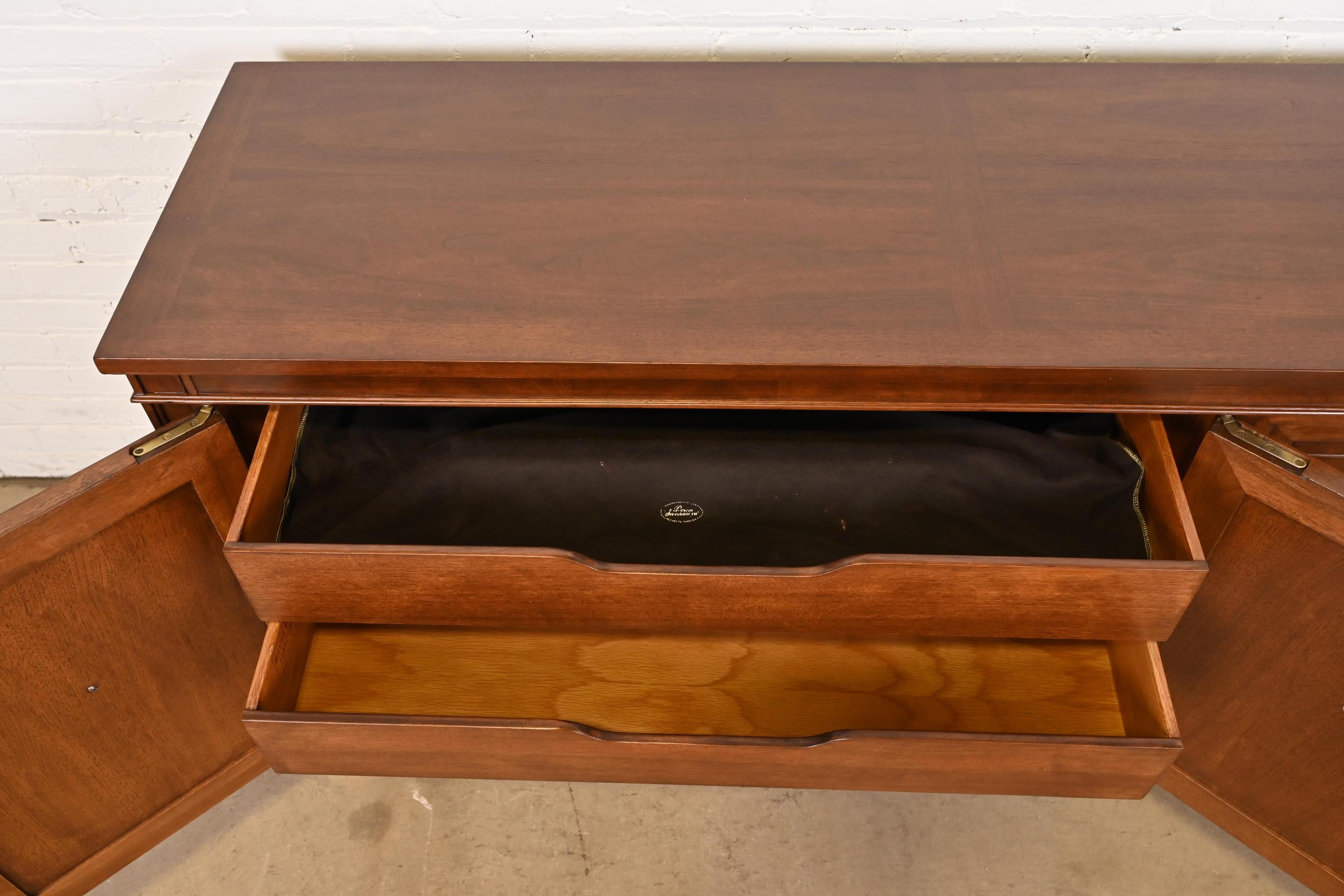 Baker Furniture Aparador o mueble bar de madera de cerezo de la Regencia francesa de mediados de siglo Latón en venta