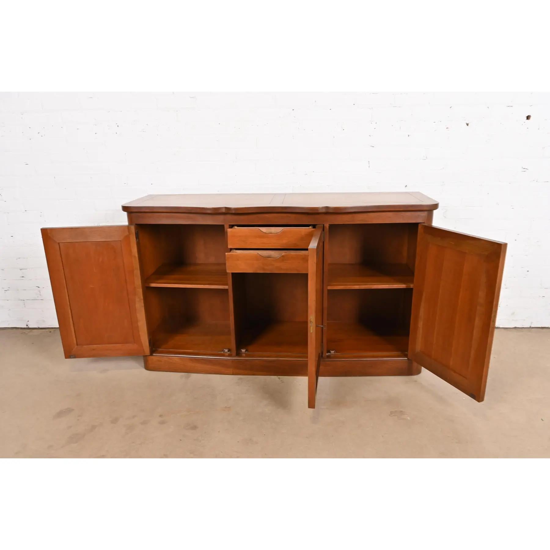Metà XX secolo Baker Furniture Credenza o mobile bar in legno di ciliegio di epoca medio-recente in vendita