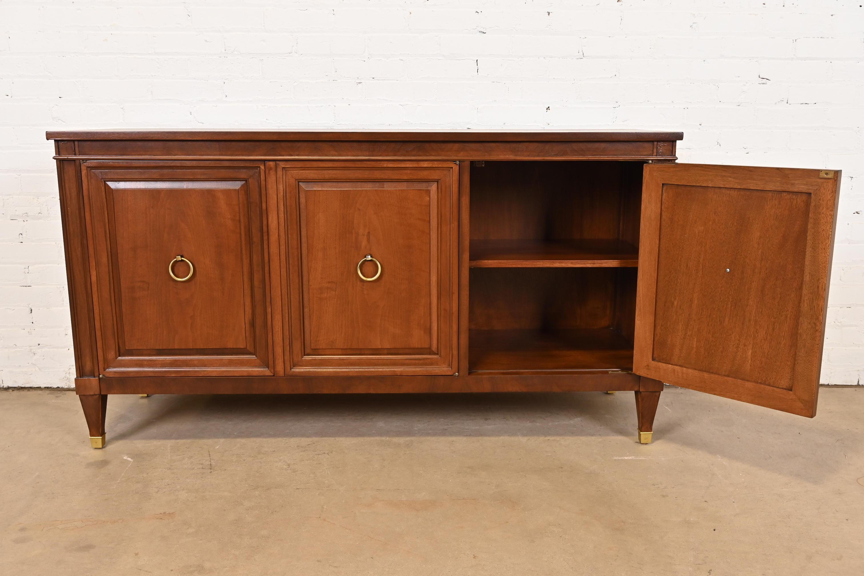 Baker Furniture Aparador o mueble bar de madera de cerezo de la Regencia francesa de mediados de siglo en venta 2