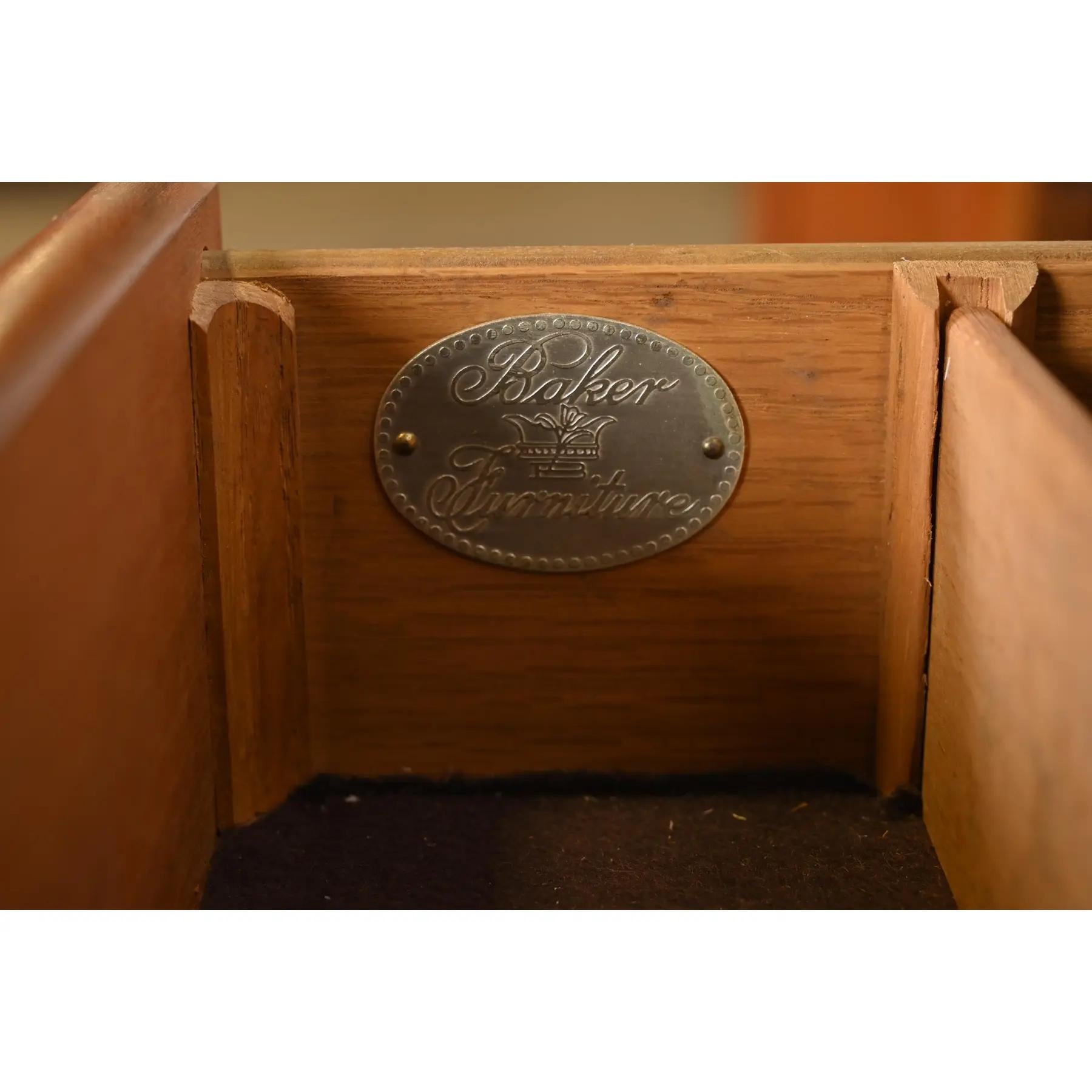 Baker Furniture Credenza o mobile bar in legno di ciliegio di epoca medio-recente in vendita 1