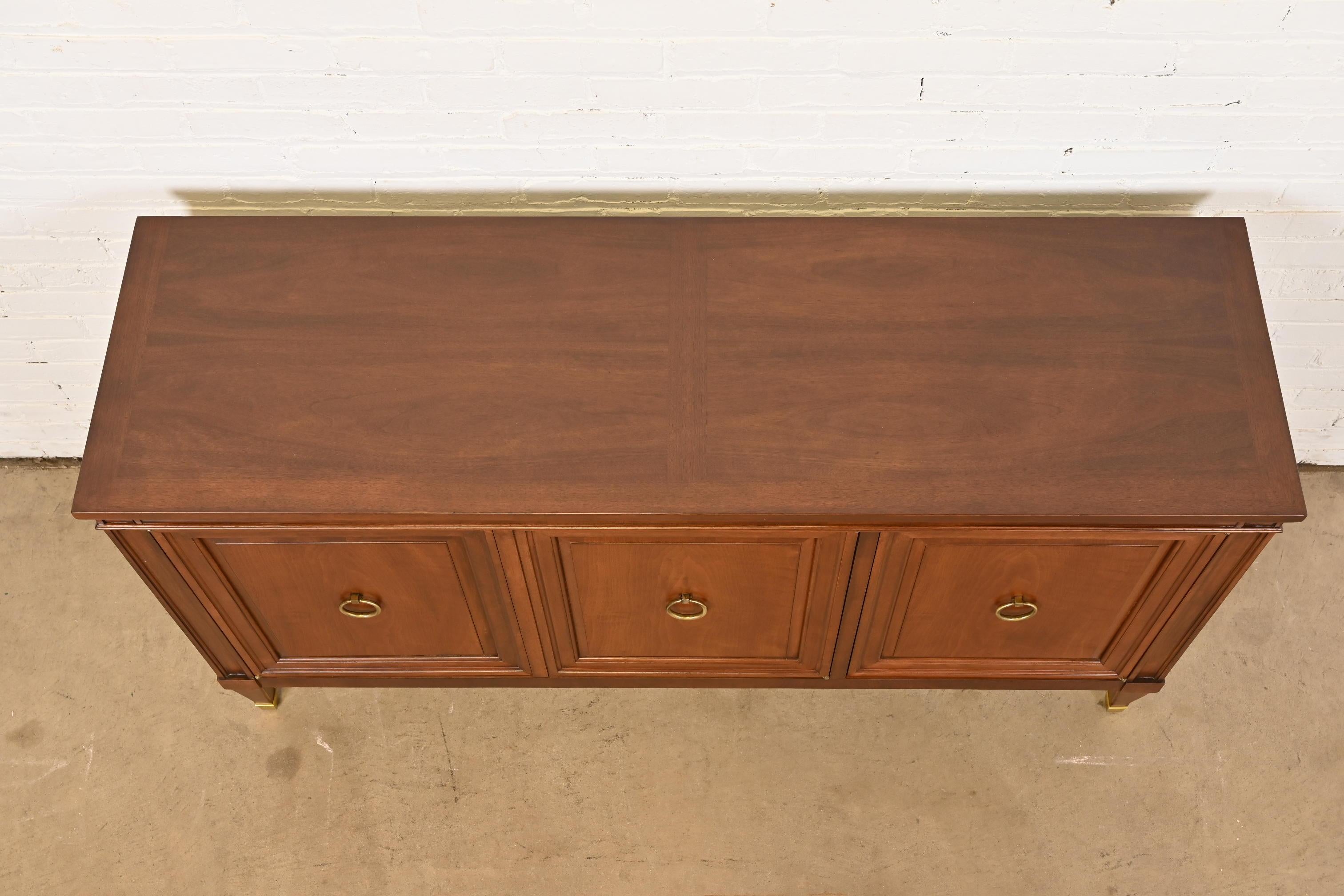 Baker Furniture Aparador o mueble bar de madera de cerezo de la Regencia francesa de mediados de siglo en venta 3