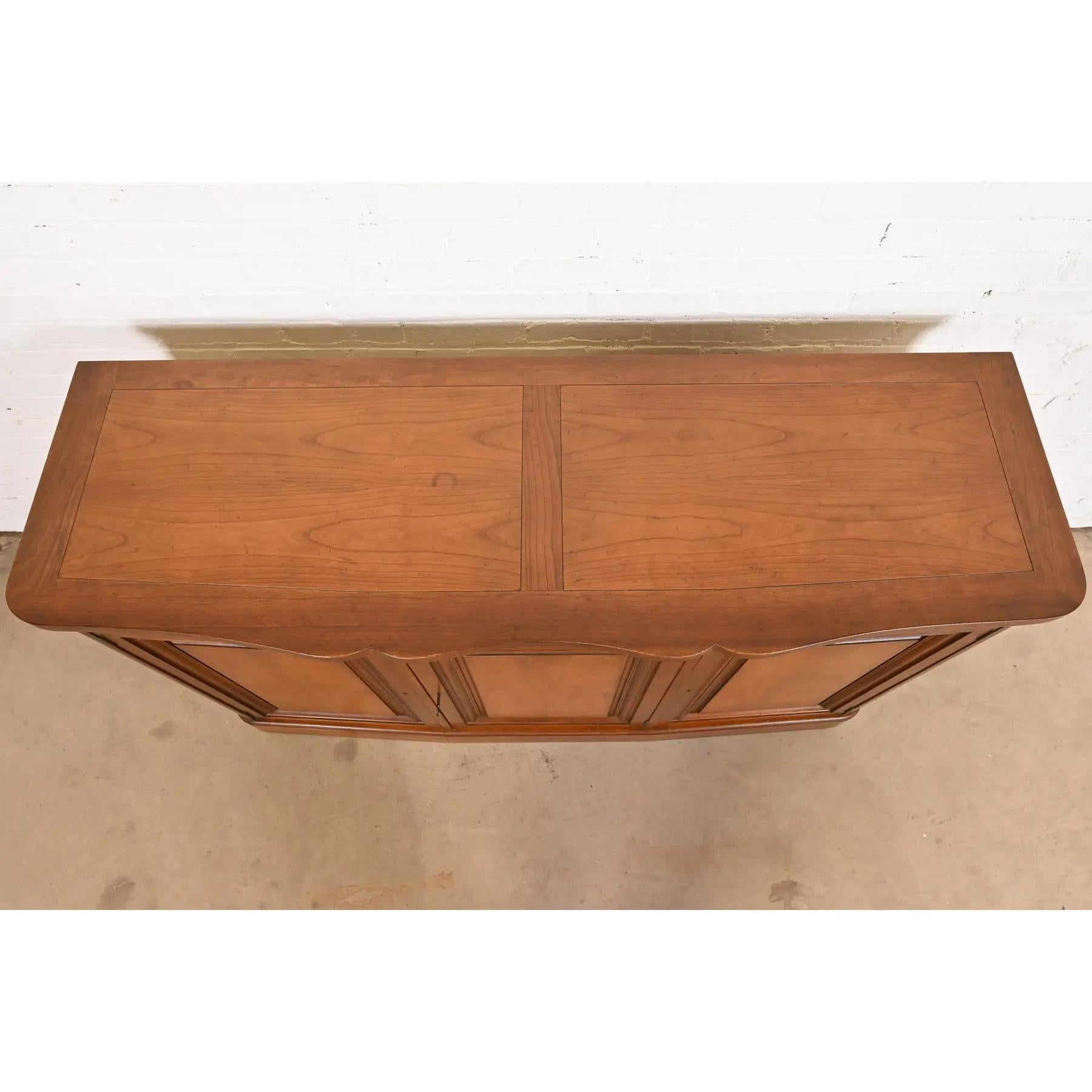 Baker Furniture Credenza o mobile bar in legno di ciliegio di epoca medio-recente in vendita 2