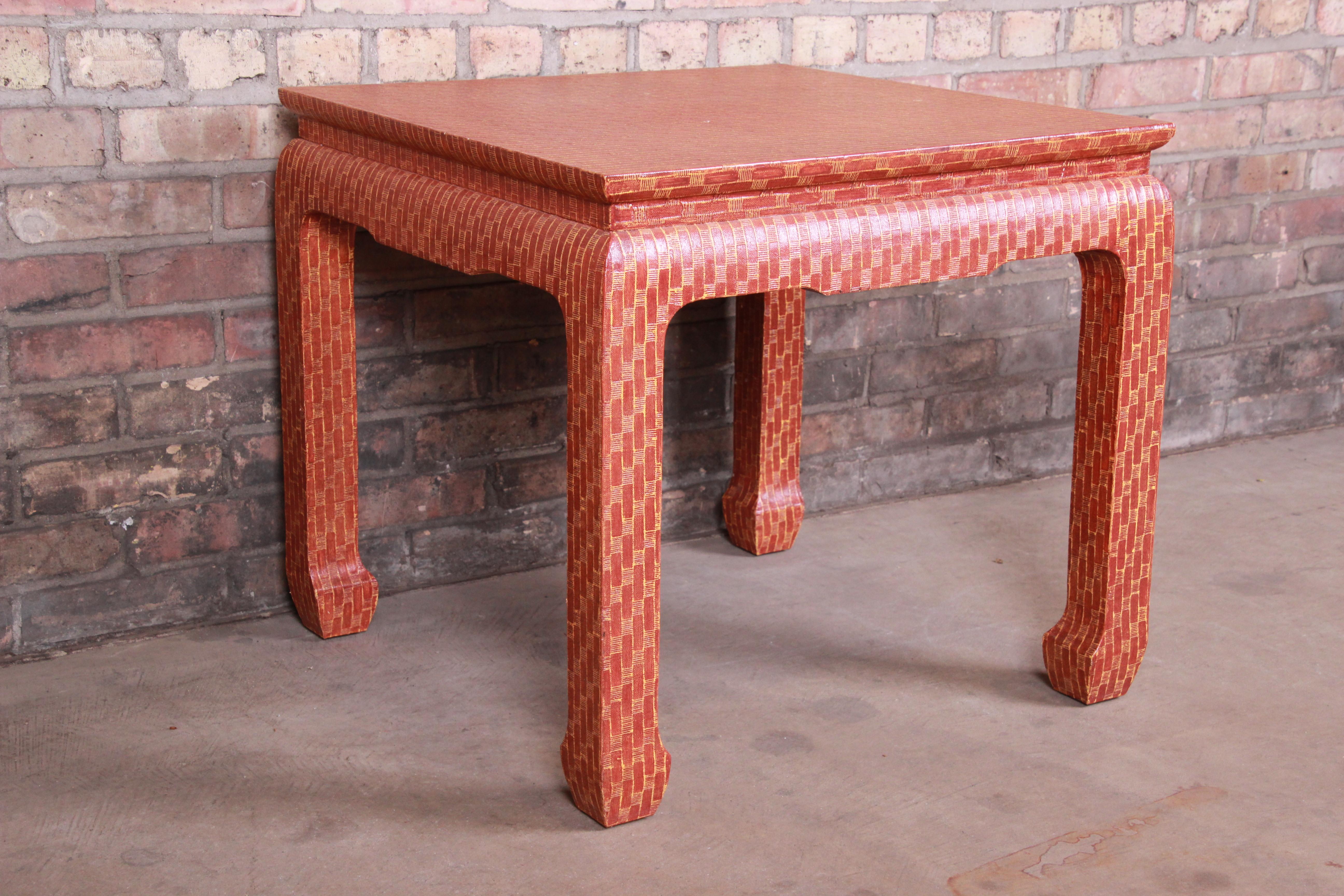 A gorgeous Mid-Century Modern Hollywood Regency chinoiserie red lacquered grass cloth side table

By Baker Furniture

USA, circa 1970s

Measures: 24.13