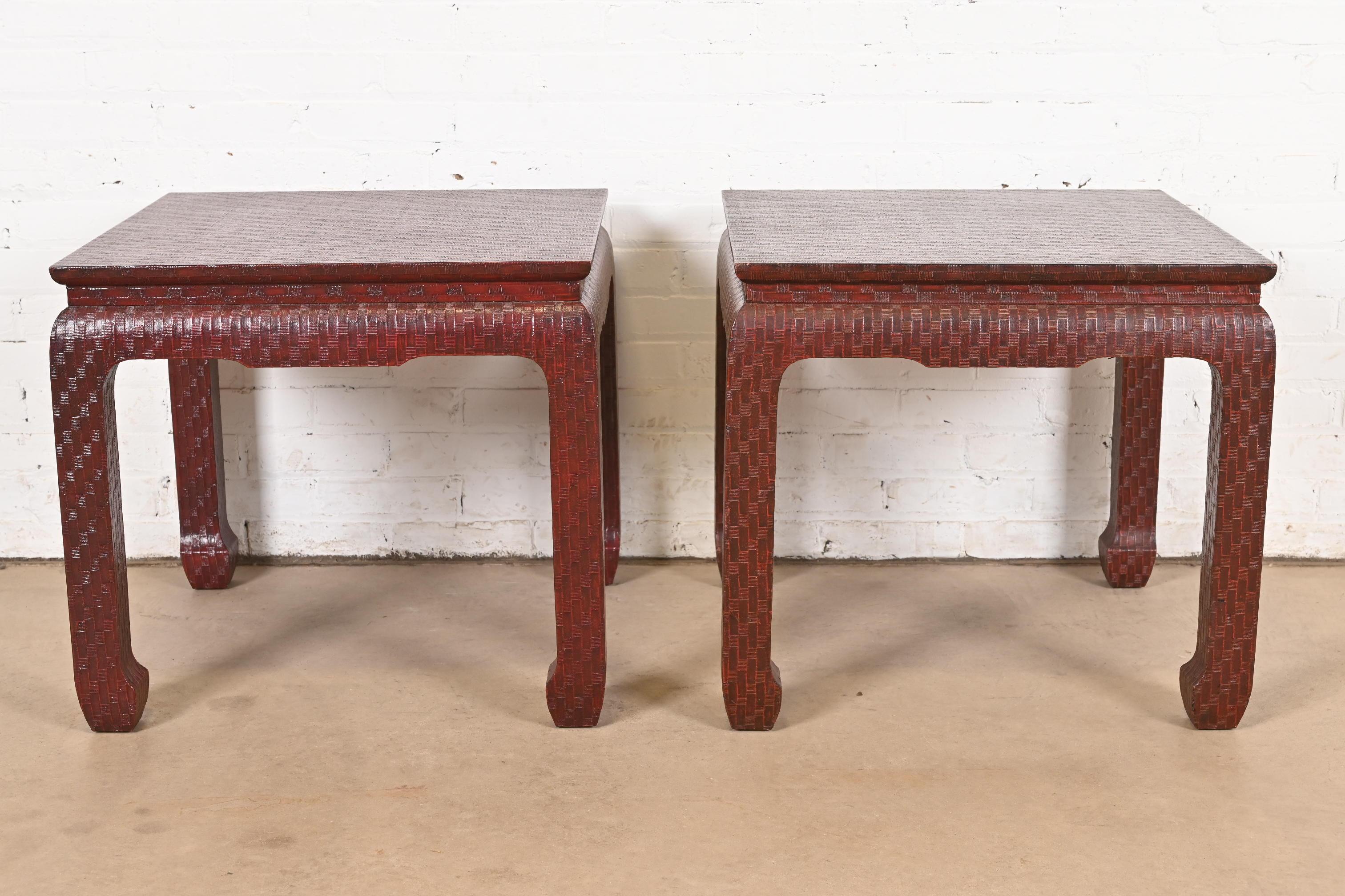 Baker Furniture Mid-Century Hollywood Regency Tables d'appoint en toile d'herbe laquée Bon état - En vente à South Bend, IN