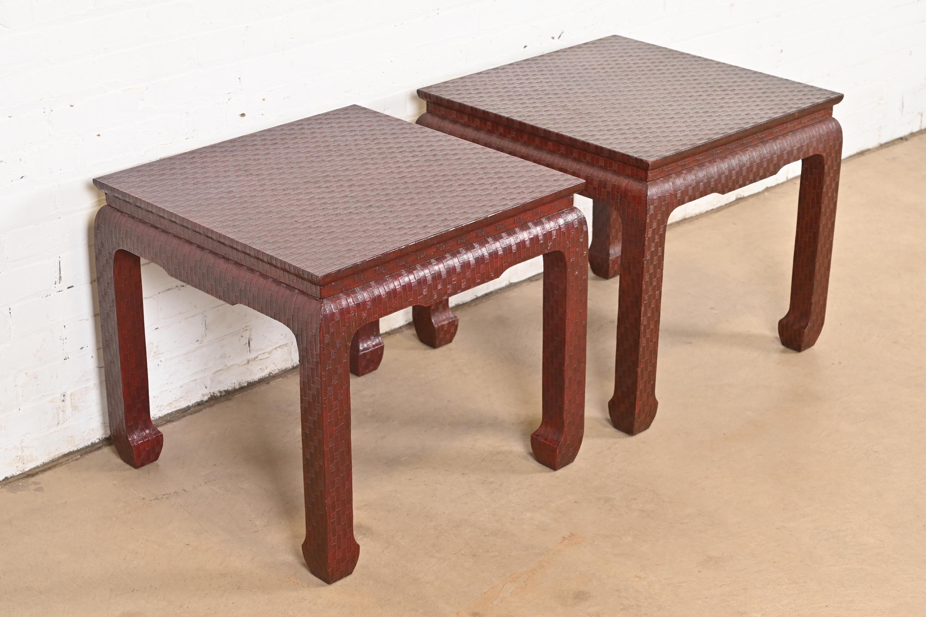 Fin du 20e siècle Baker Furniture Mid-Century Hollywood Regency Tables d'appoint en toile d'herbe laquée en vente