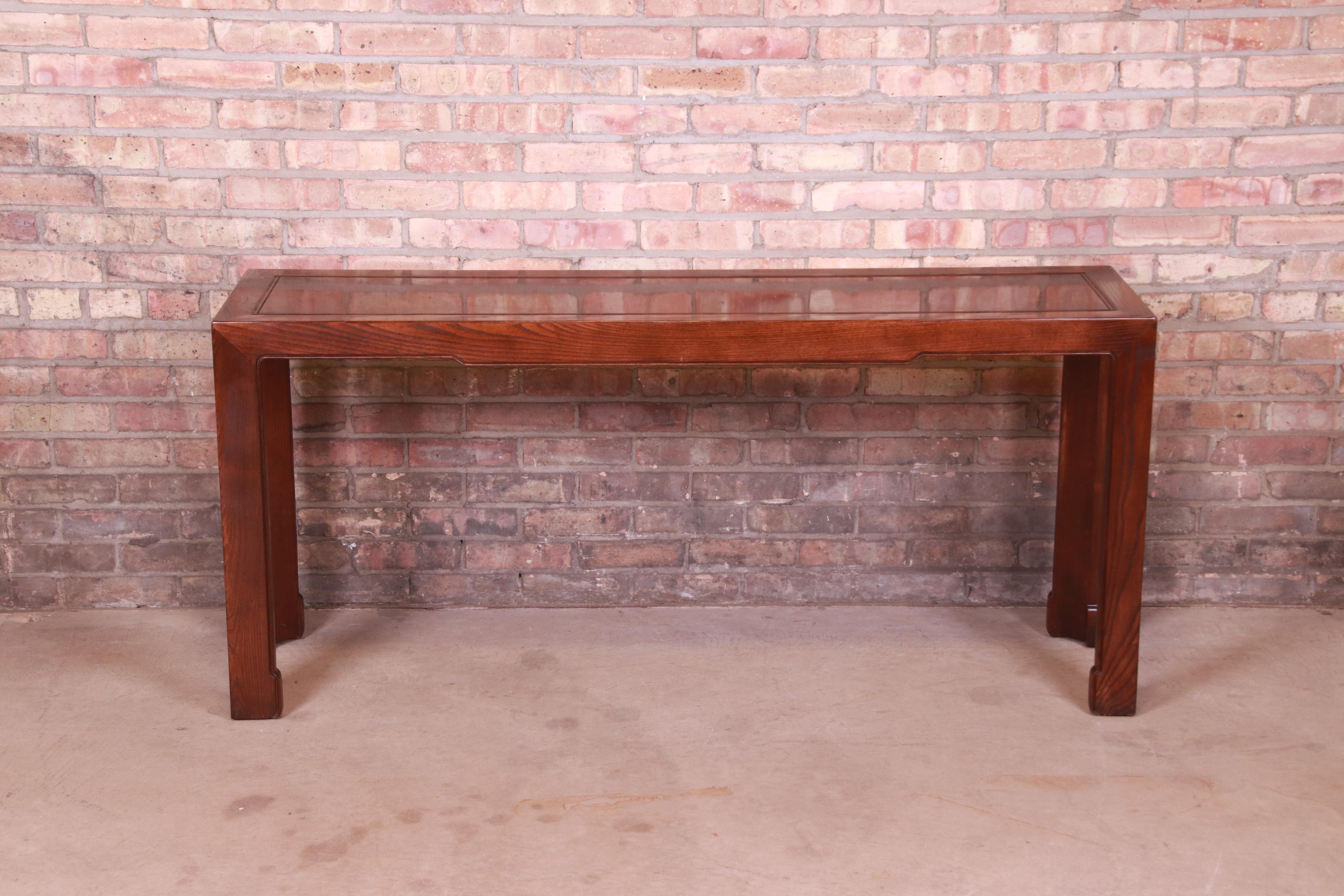 A gorgeous Mid-Century Modern Hollywood Regency Chinoiserie console table

By Baker Furniture

USA, Circa 1970s

Carved oak with subtle Asian design, and burled walnut top.

Measures: 59.75