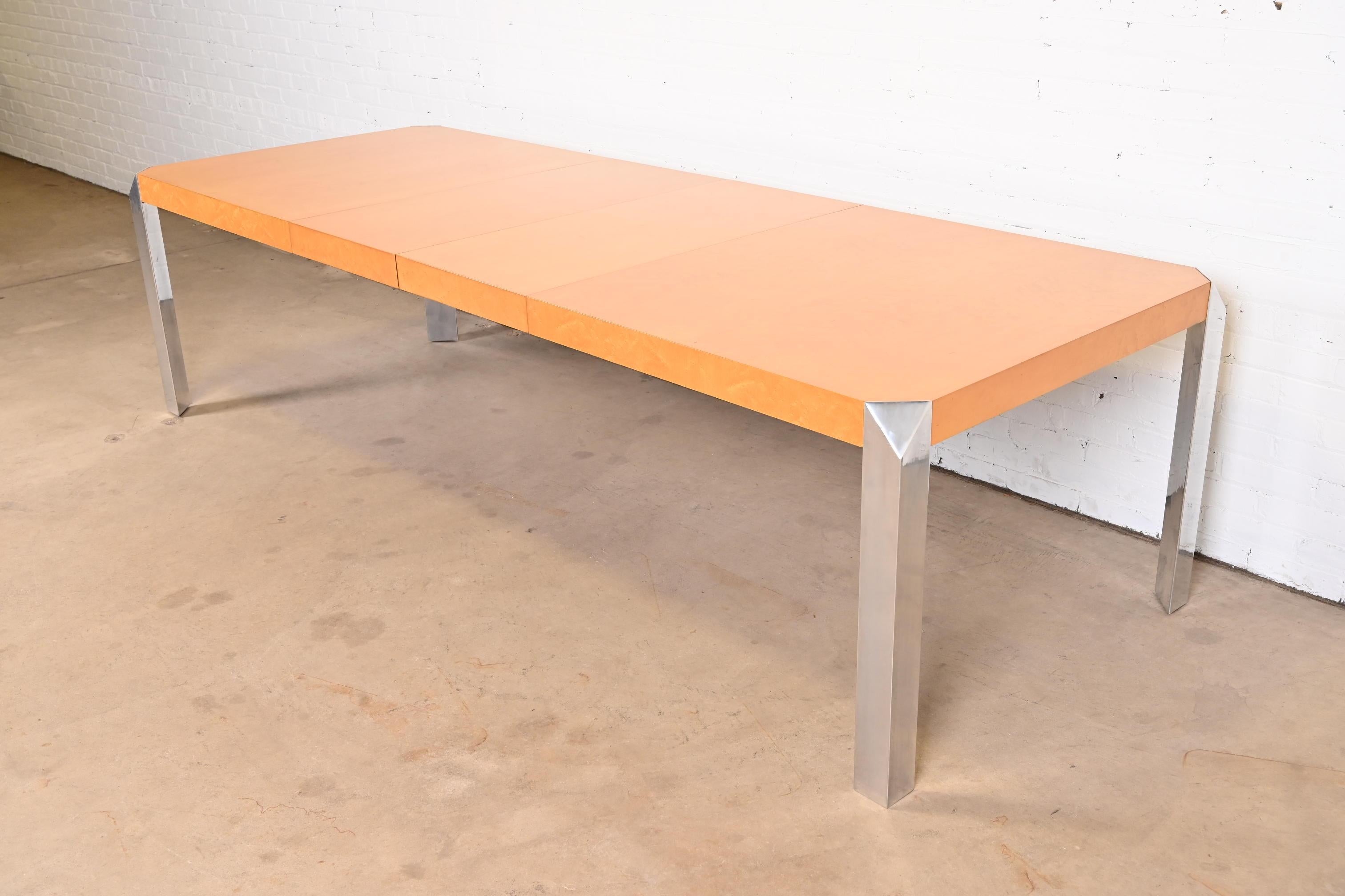 Une exceptionnelle table de salle à manger à rallonge de style Mid-Century Modern.

À la manière de Milo Baughman

Par Baker Furniture

USA, Circa 1970

Superbe érable piqué, avec des pieds chromés.

Mesures : 72 