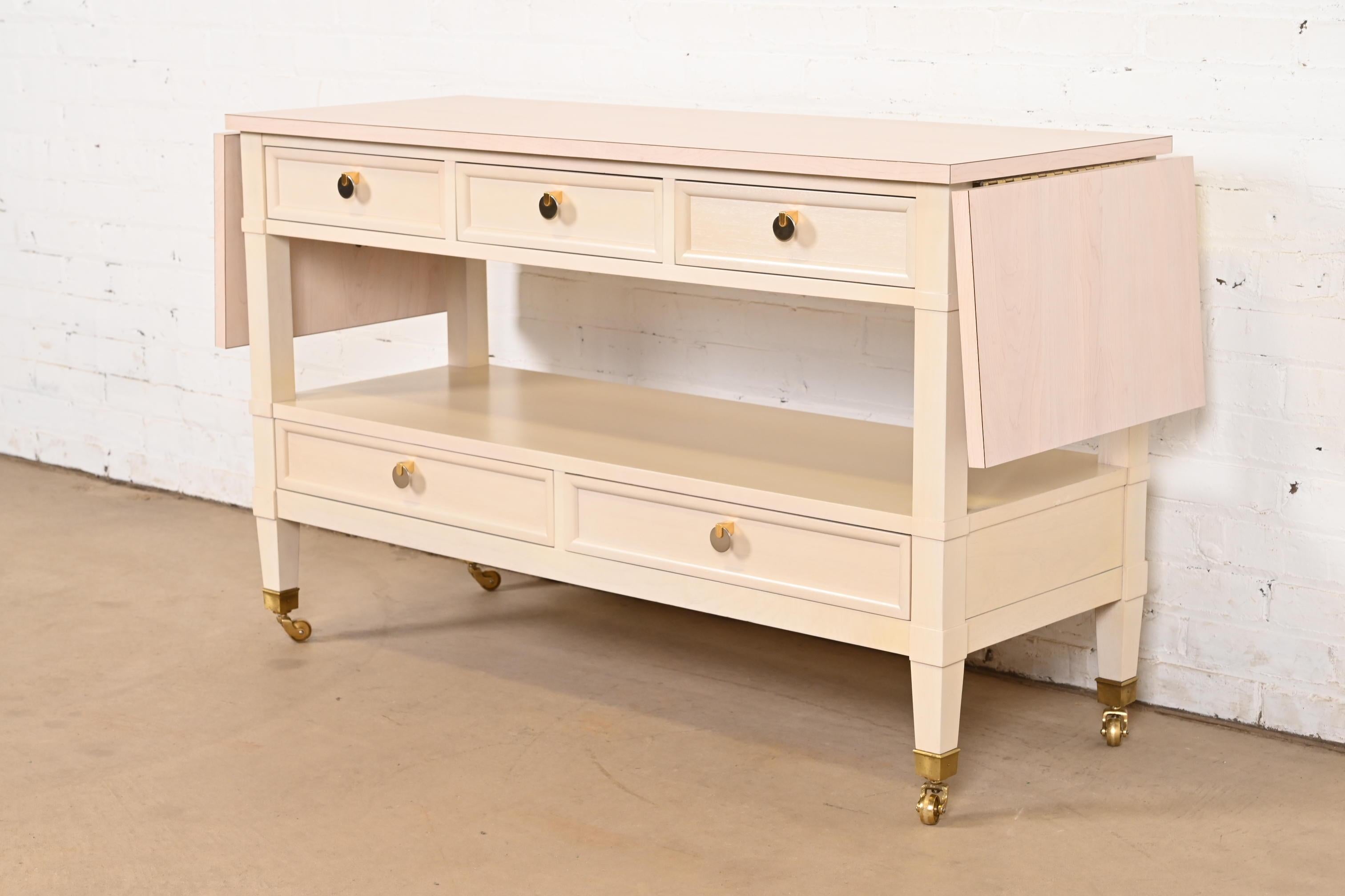 Uno splendido buffet server o carrello da bar con ante a goccia in stile Hollywood Regency della metà del secolo scorso.

Di Baker Furniture, collezione 
