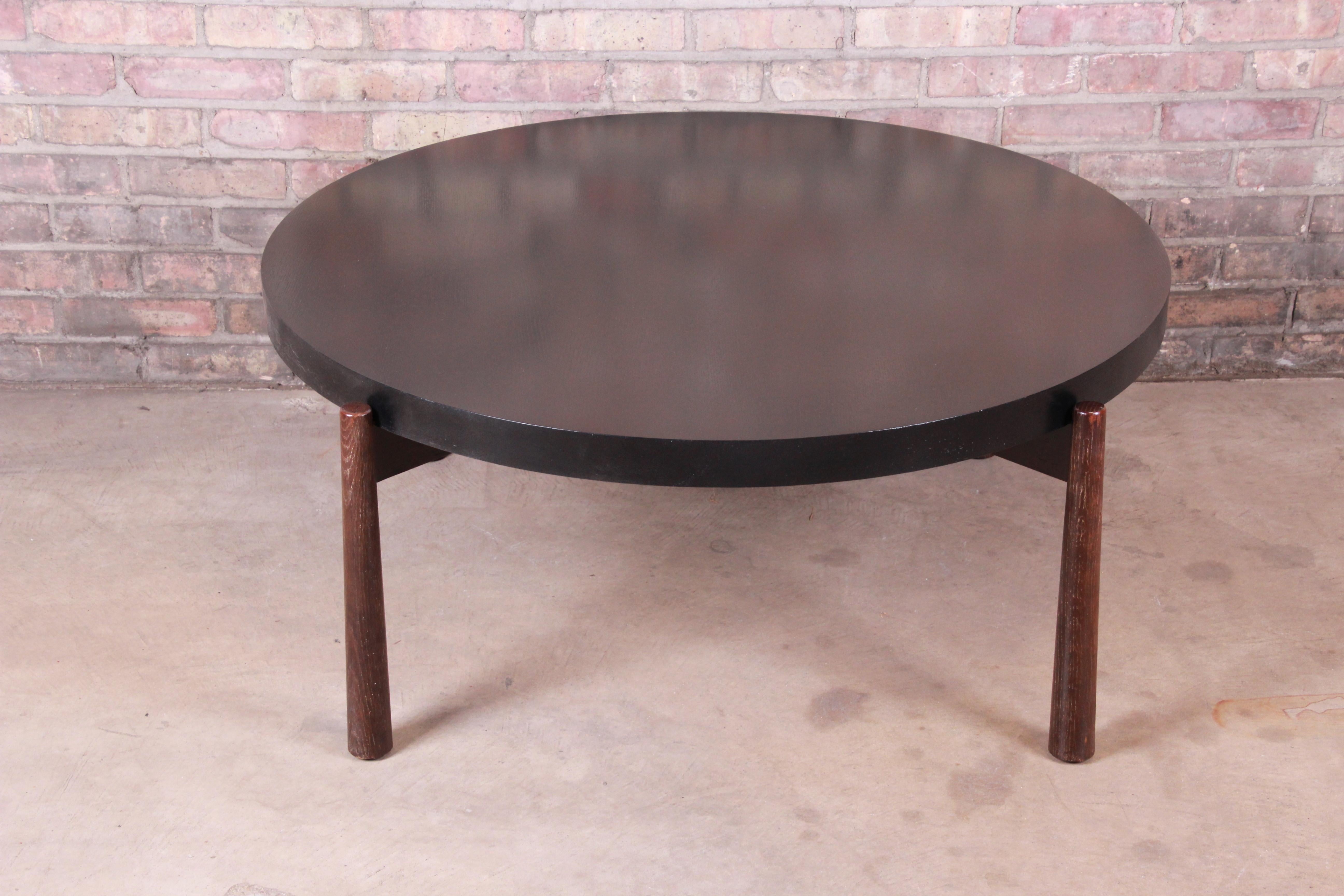 An exceptional Mid-Century Modern style coffee or cocktail table

By Baker Furniture

USA, 20th century

Ebonized walnut top, with solid walnut legs.

Measures: 40.13