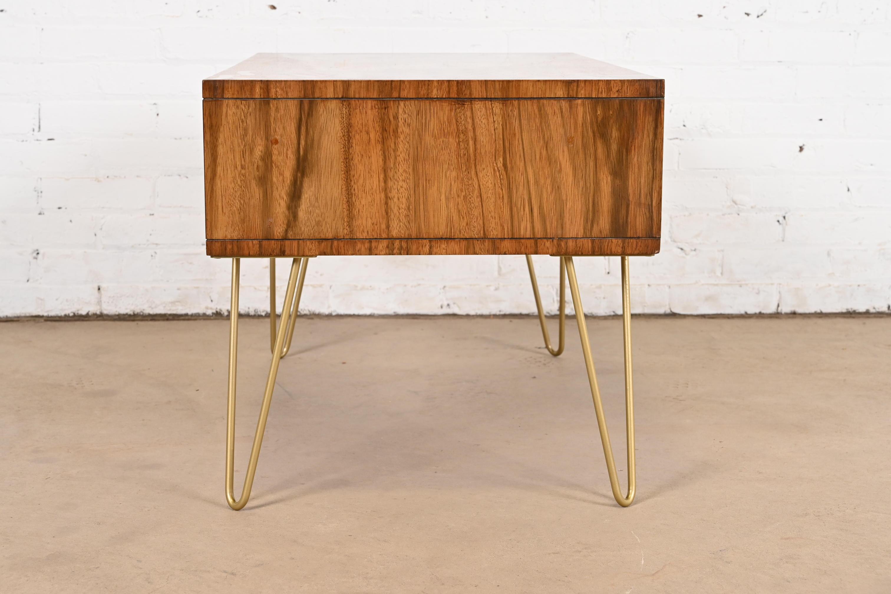 Baker Furniture Table basse en palissandre, moderne au milieu du siècle, sur pieds en épingle à cheveux en vente 7