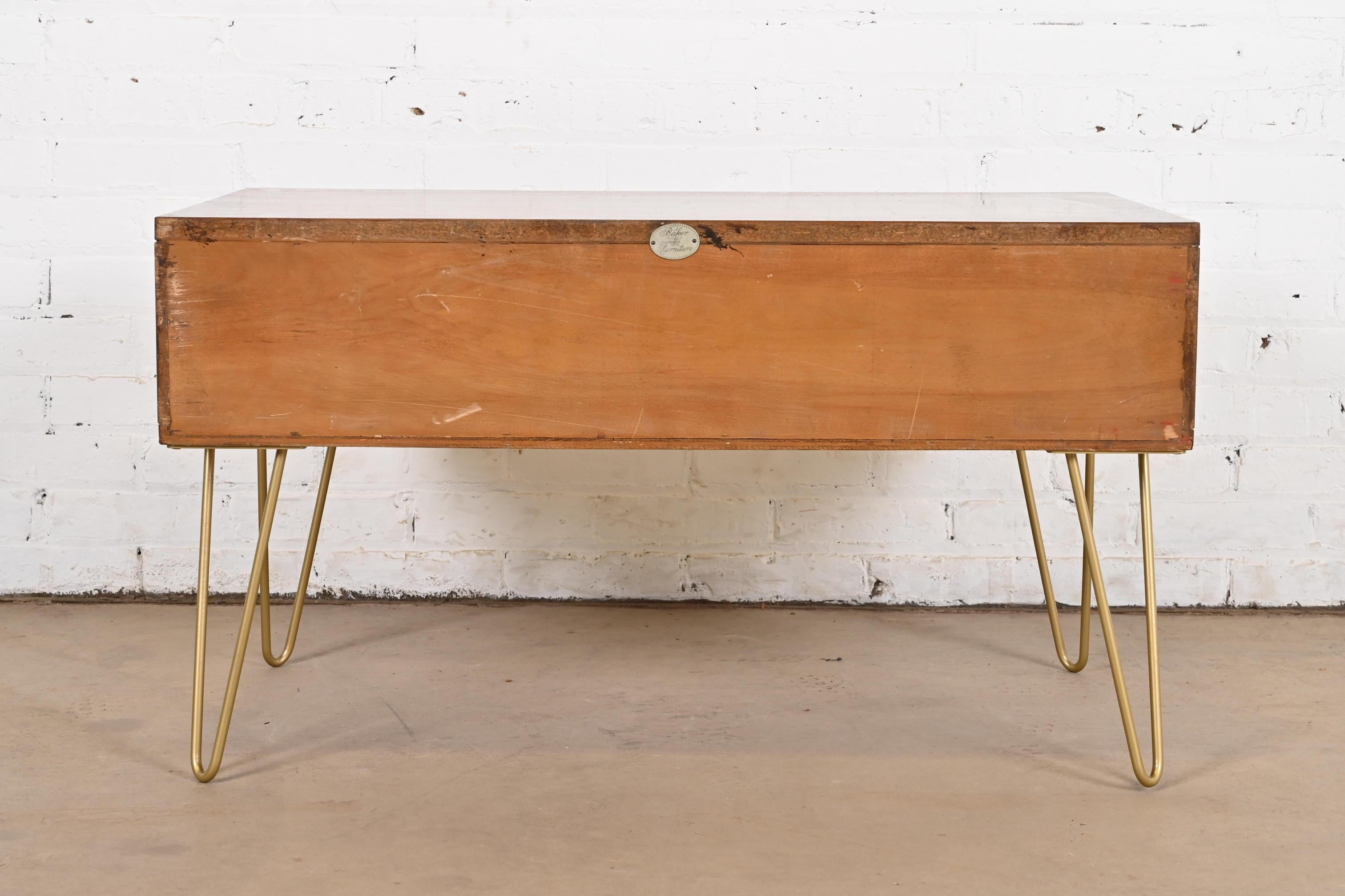 Baker Furniture Table basse en palissandre, moderne au milieu du siècle, sur pieds en épingle à cheveux en vente 8