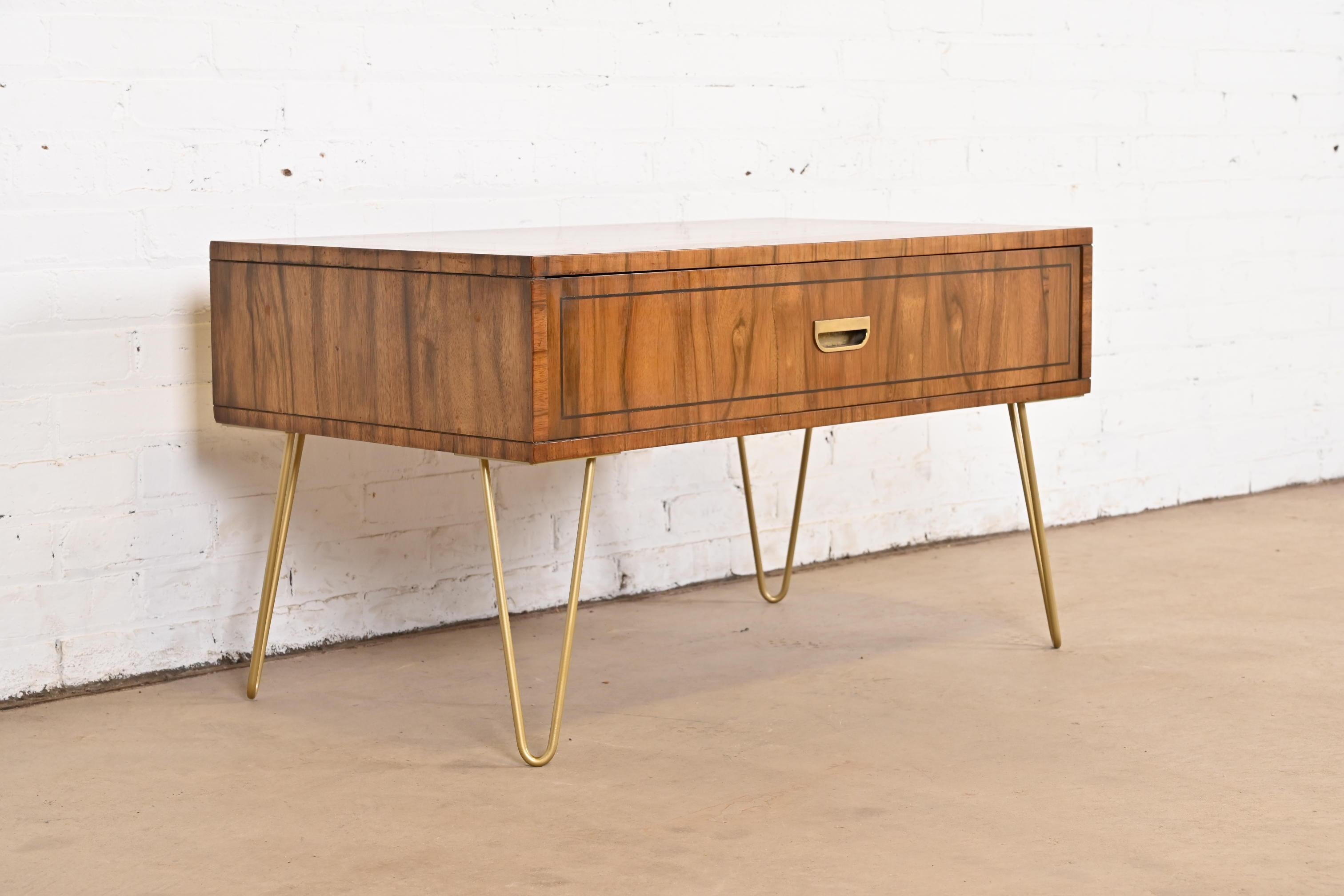 Laiton Baker Furniture Table basse en palissandre, moderne au milieu du siècle, sur pieds en épingle à cheveux en vente