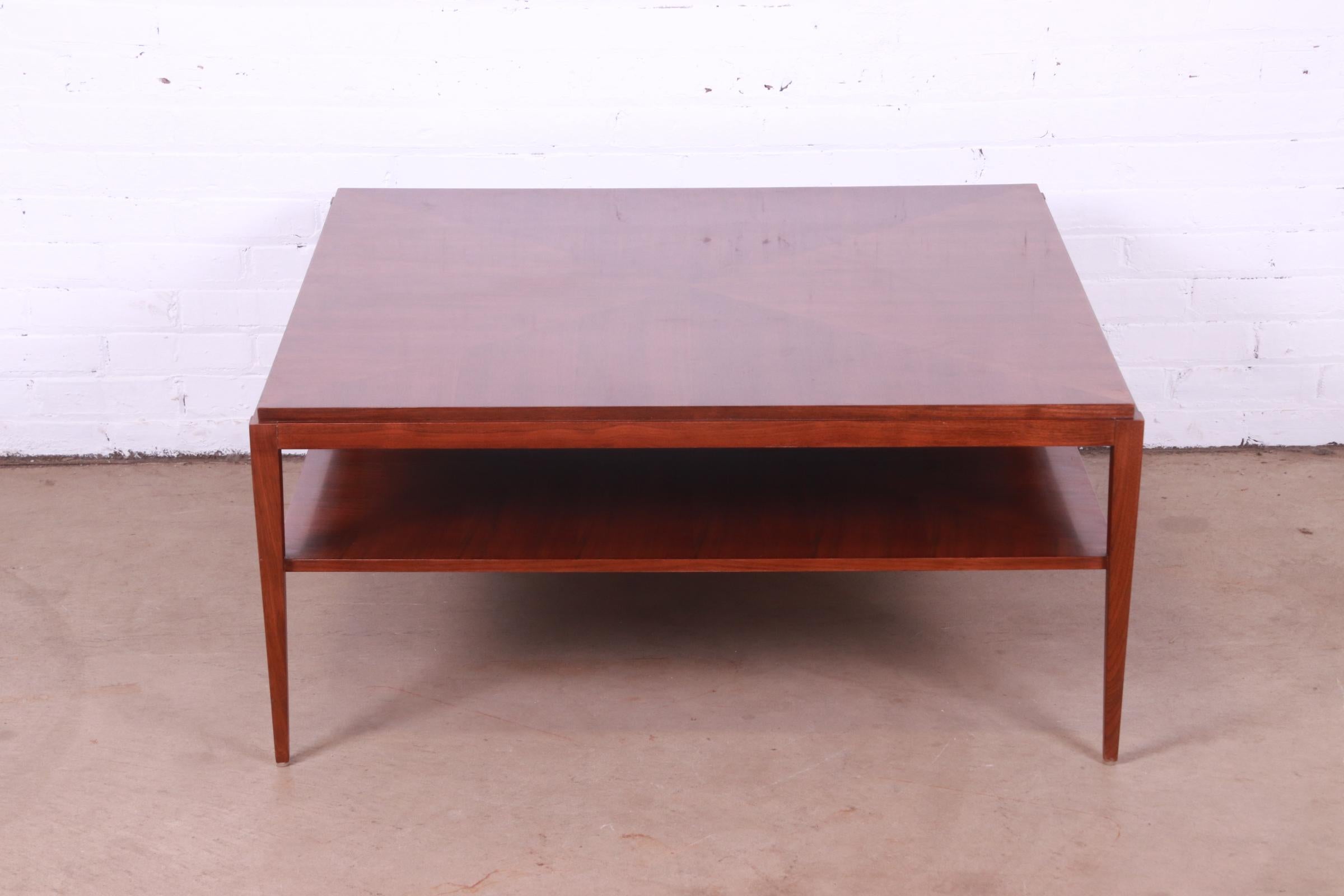 Américain Table basse à deux niveaux en noyer de style moderne mi-siècle, Baker Furniture en vente