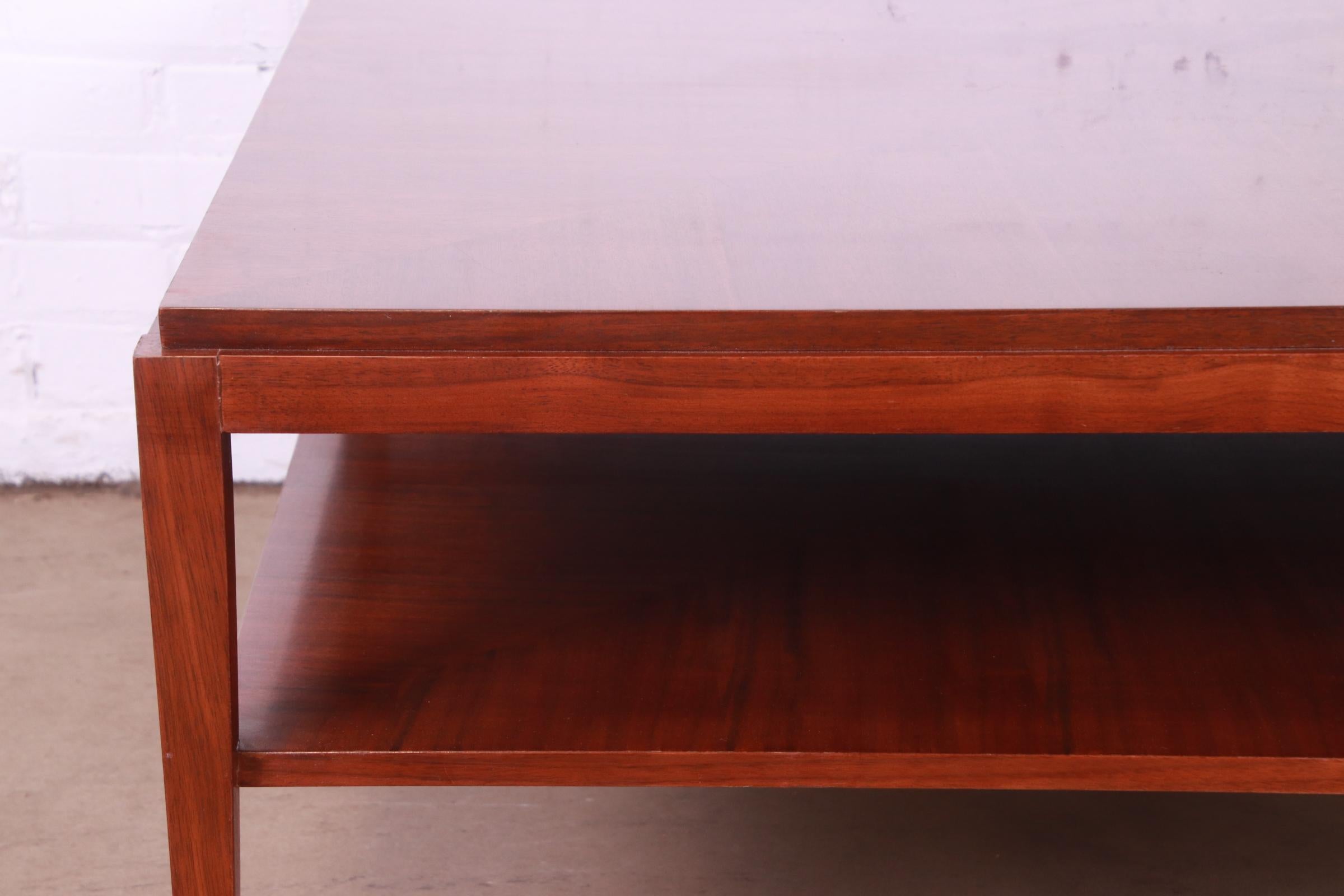 Table basse à deux niveaux en noyer de style moderne mi-siècle, Baker Furniture en vente 1