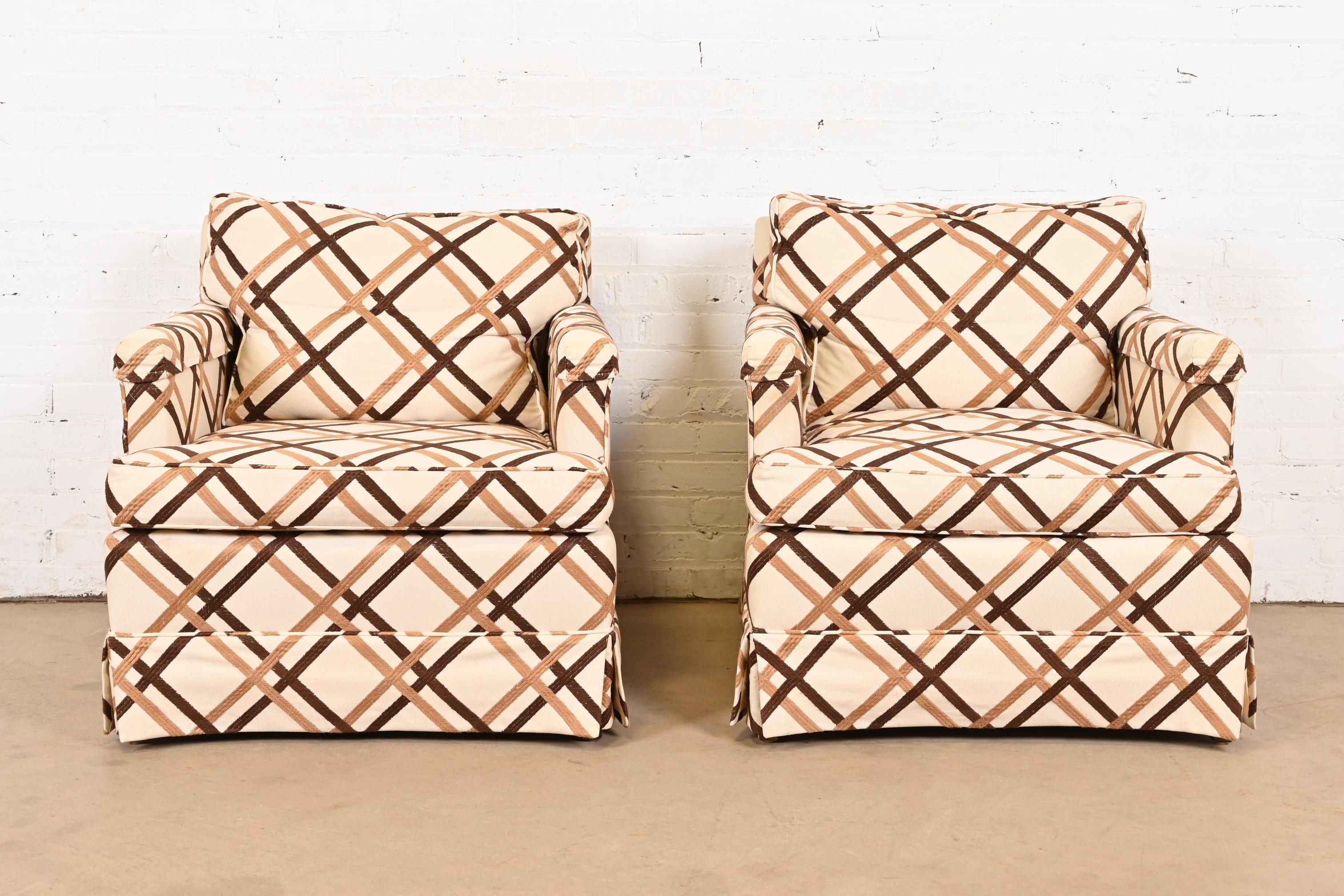 A very nice pair of Mid-Century Modern upholstered lounge chairs or club chairs

By Baker Furniture

USA, Circa Mid-20th Century

Each measures: 29.5