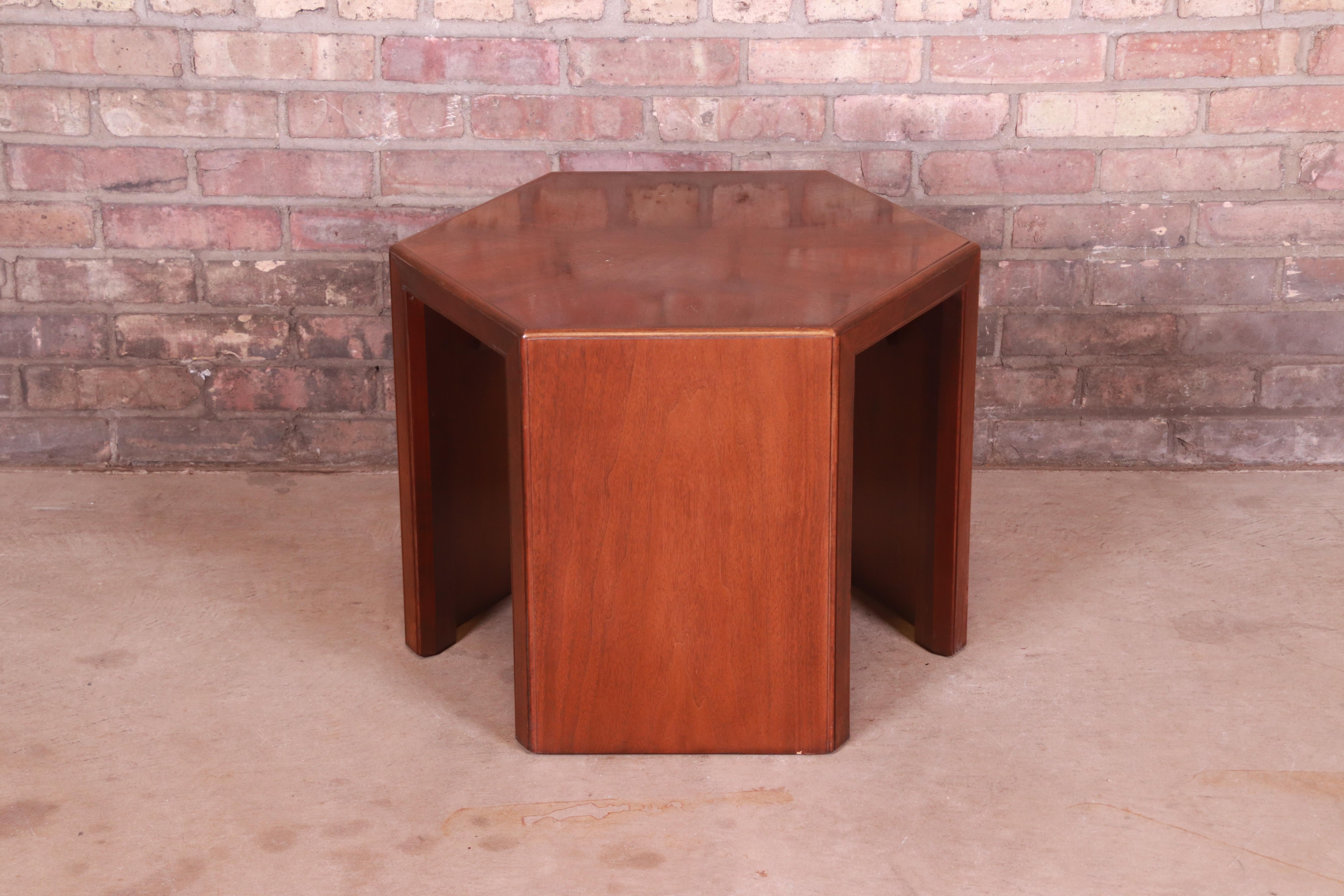 A stylish Mid-Century Modern walnut occasional side table

In the manner of Frank Lloyd Wright

By Baker Furniture

USA, Circa 1970s

Measures: 21