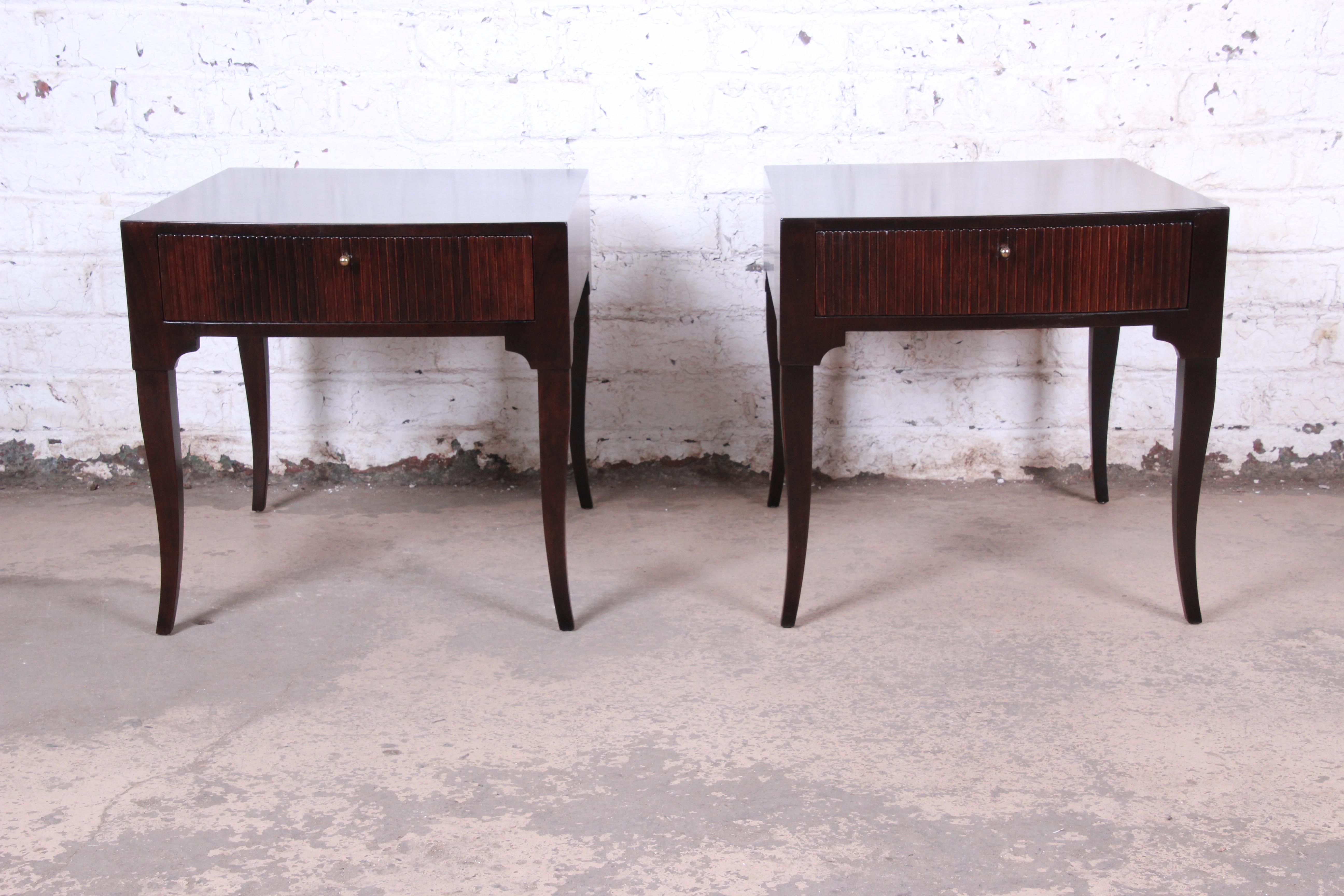 An exceptional pair of Mid-Century Modern Hollywood Regency nightstands or end tables

By Baker Furniture

USA, 1950s

Mahogany and brass

Measures: 22