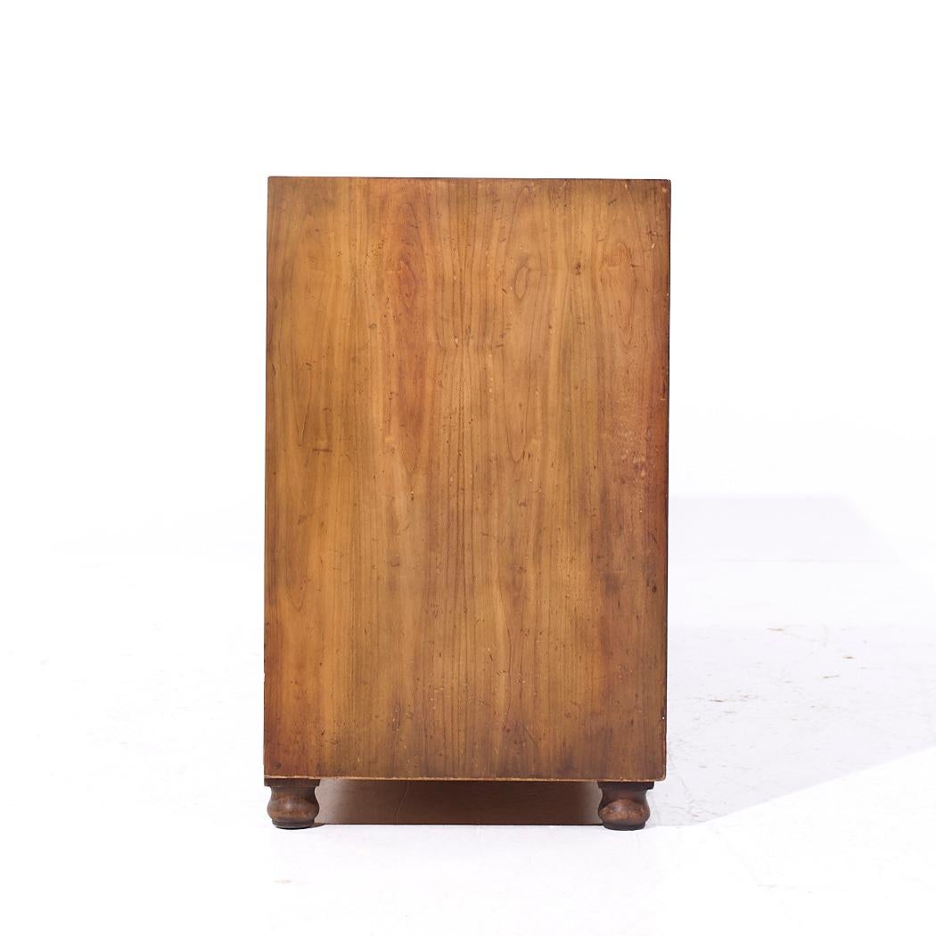 Americano Baker Furniture - Comò basso in noce del Mid Century Campaigner in vendita