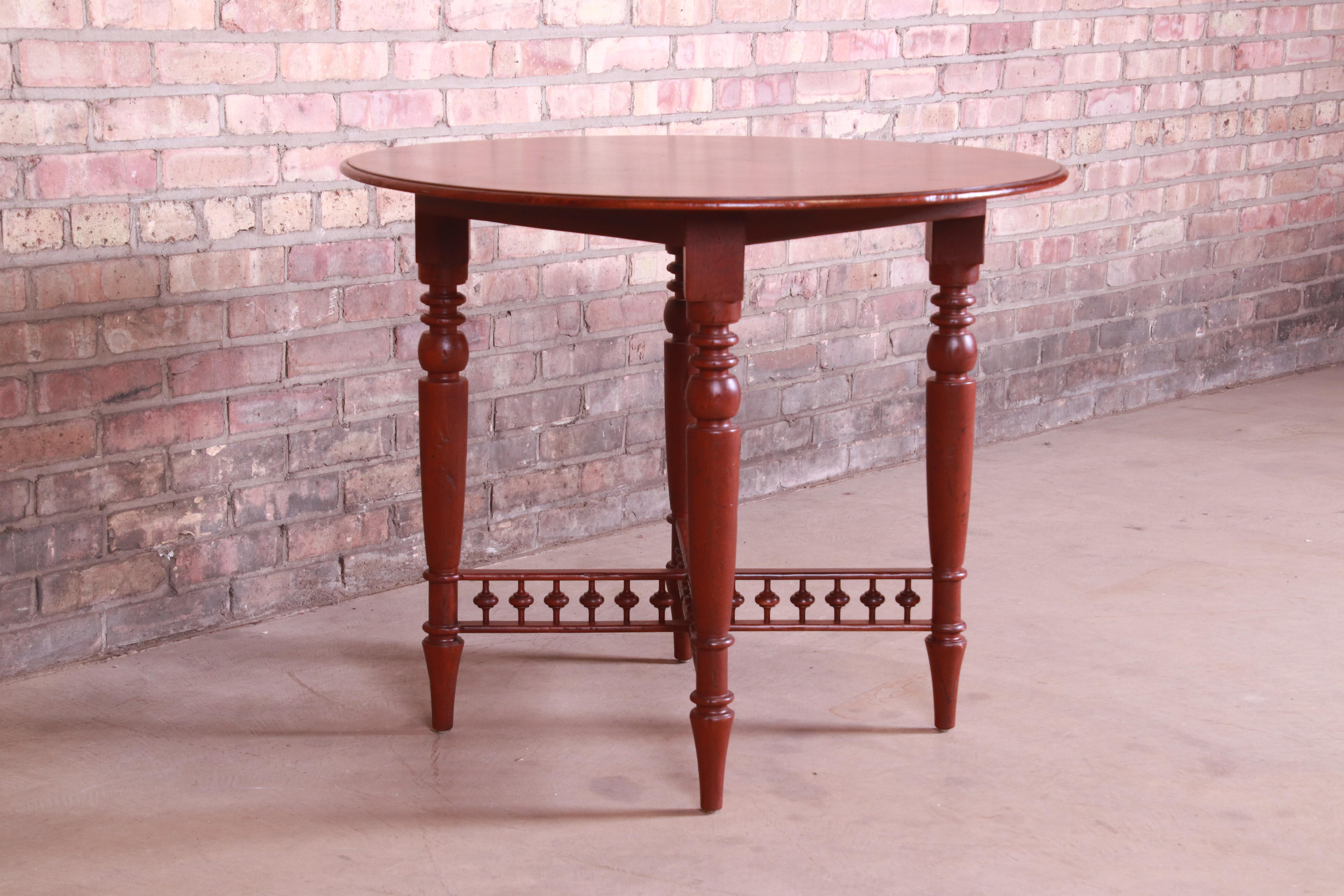Baker Furniture Milling Road Amerikanischer Kolonial-Teetisch aus geschnitztem Mahagoni (20. Jahrhundert) im Angebot