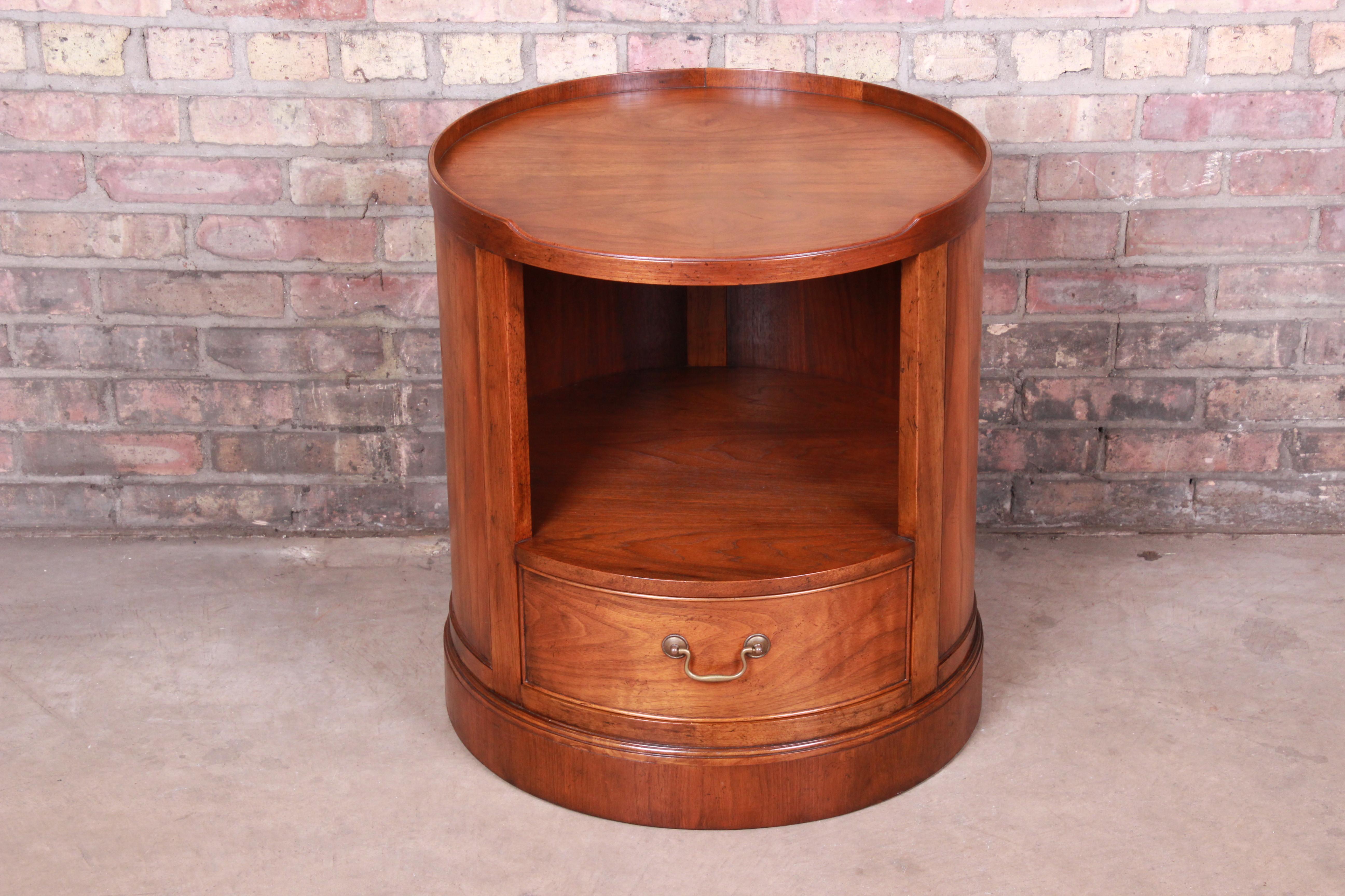 A gorgeous traditional walnut round nightstand or side table

By Baker Furniture

USA, circa 1970s

Measures: 22