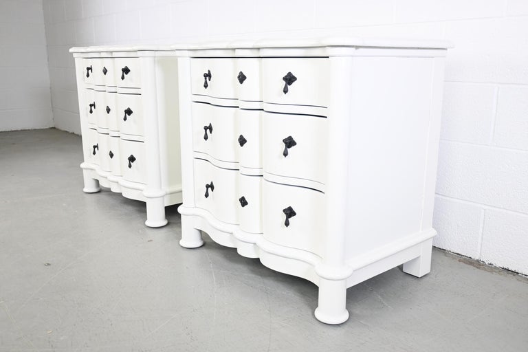 Baker Furniture Milling Road French Country style white nightstands with black pulls

Baker Furniture, USA, 1990s

Measures: 32 Wide x 20 Deep x 29.25 High

French country style nightstands or bedside chests with three drawers and manufacturer