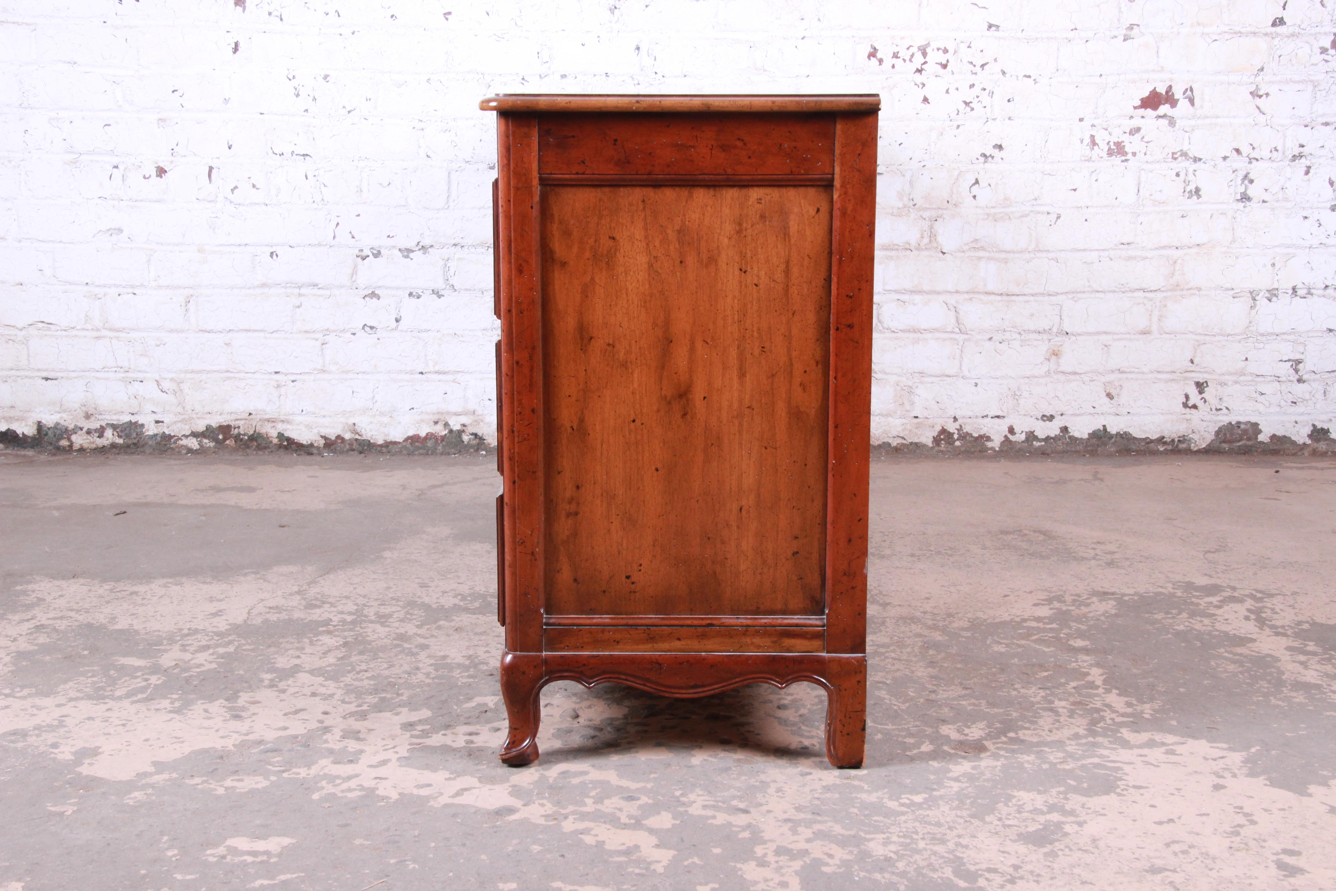Baker Furniture Milling Road French Provincial Louis XV Cherry Triple Dresser en vente 8