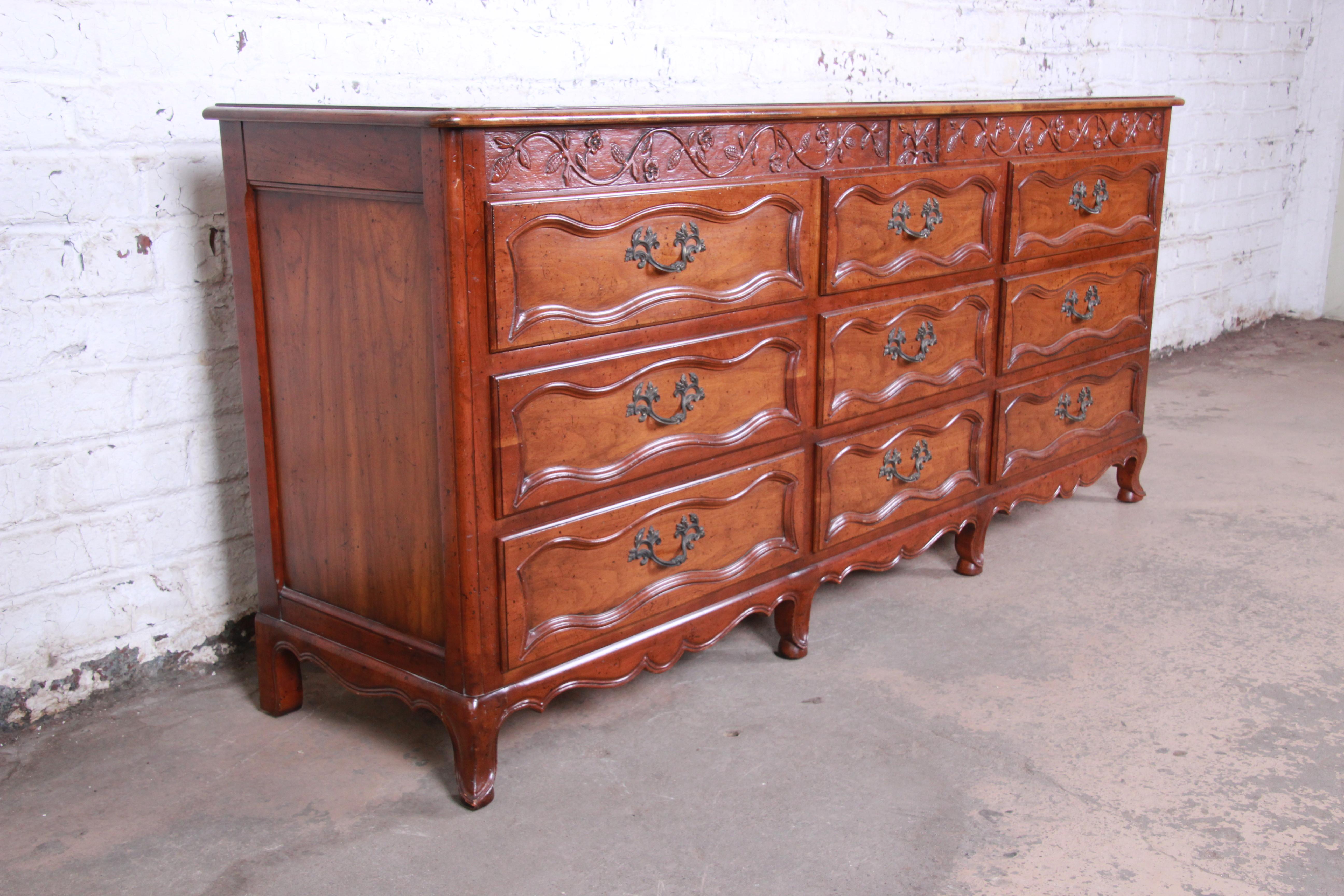 Américain Baker Furniture Milling Road French Provincial Louis XV Cherry Triple Dresser en vente