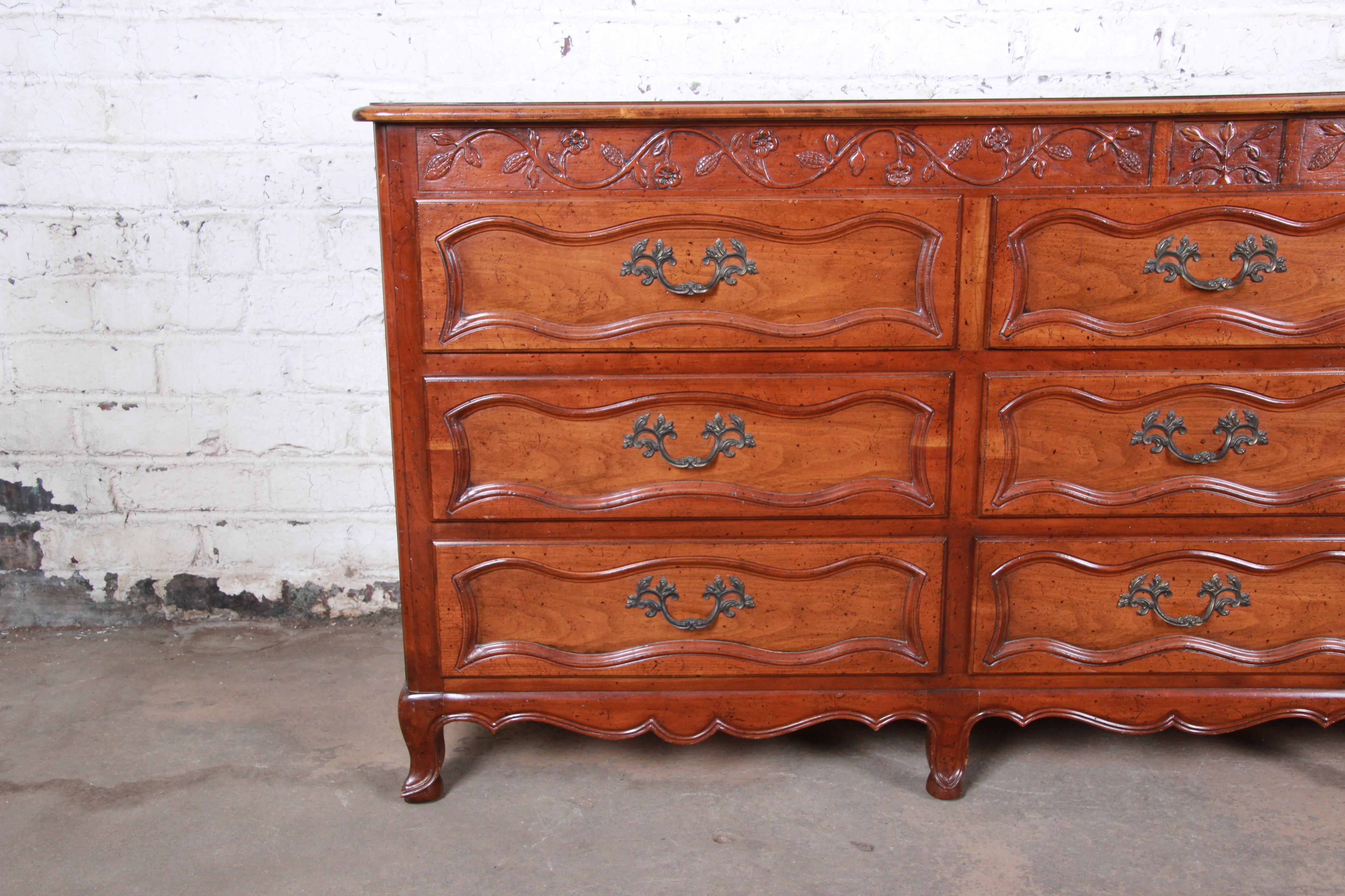 Baker Furniture Milling Road French Provincial Louis XV Cherry Triple Dresser Bon état - En vente à South Bend, IN