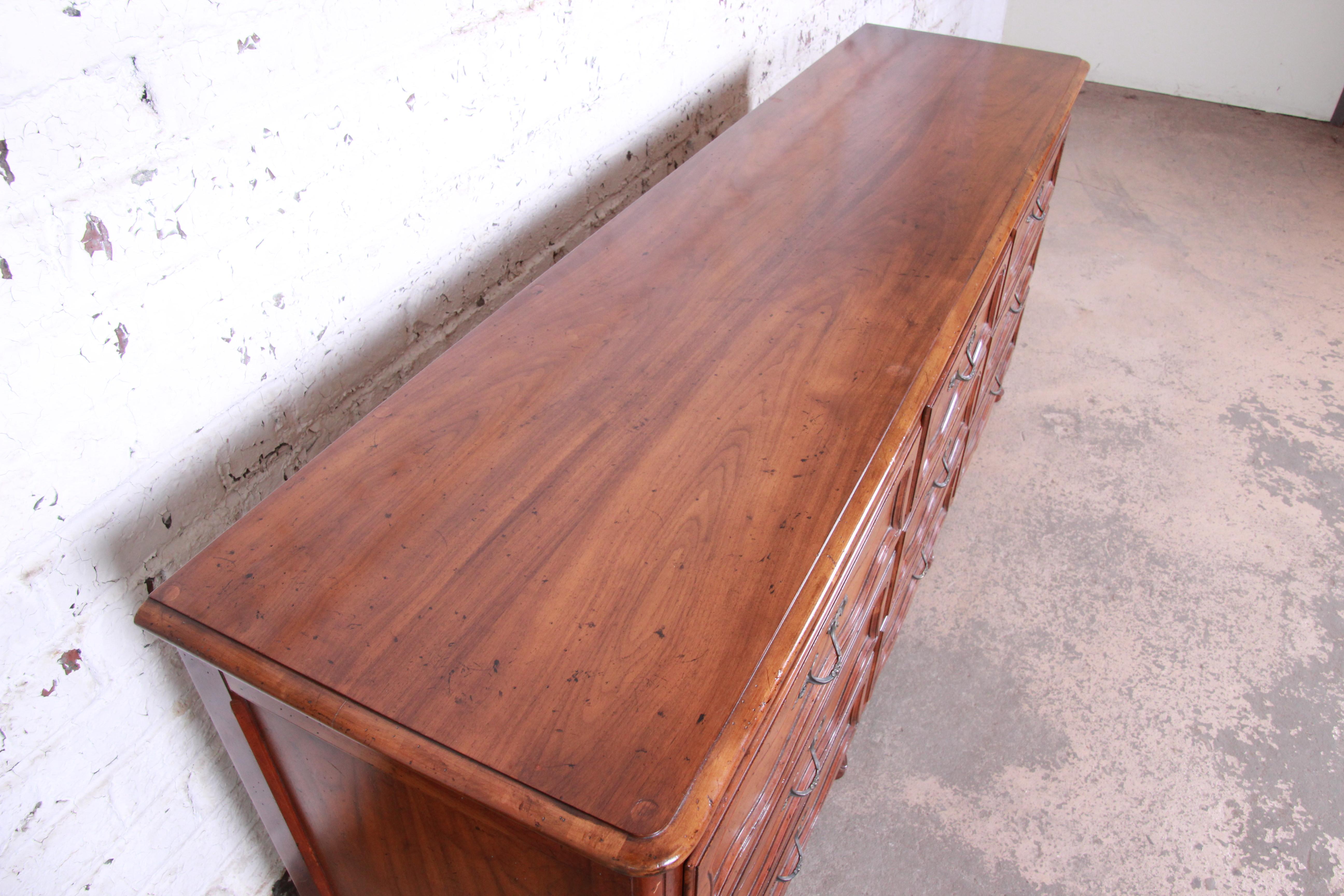 Cerise Baker Furniture Milling Road French Provincial Louis XV Cherry Triple Dresser en vente