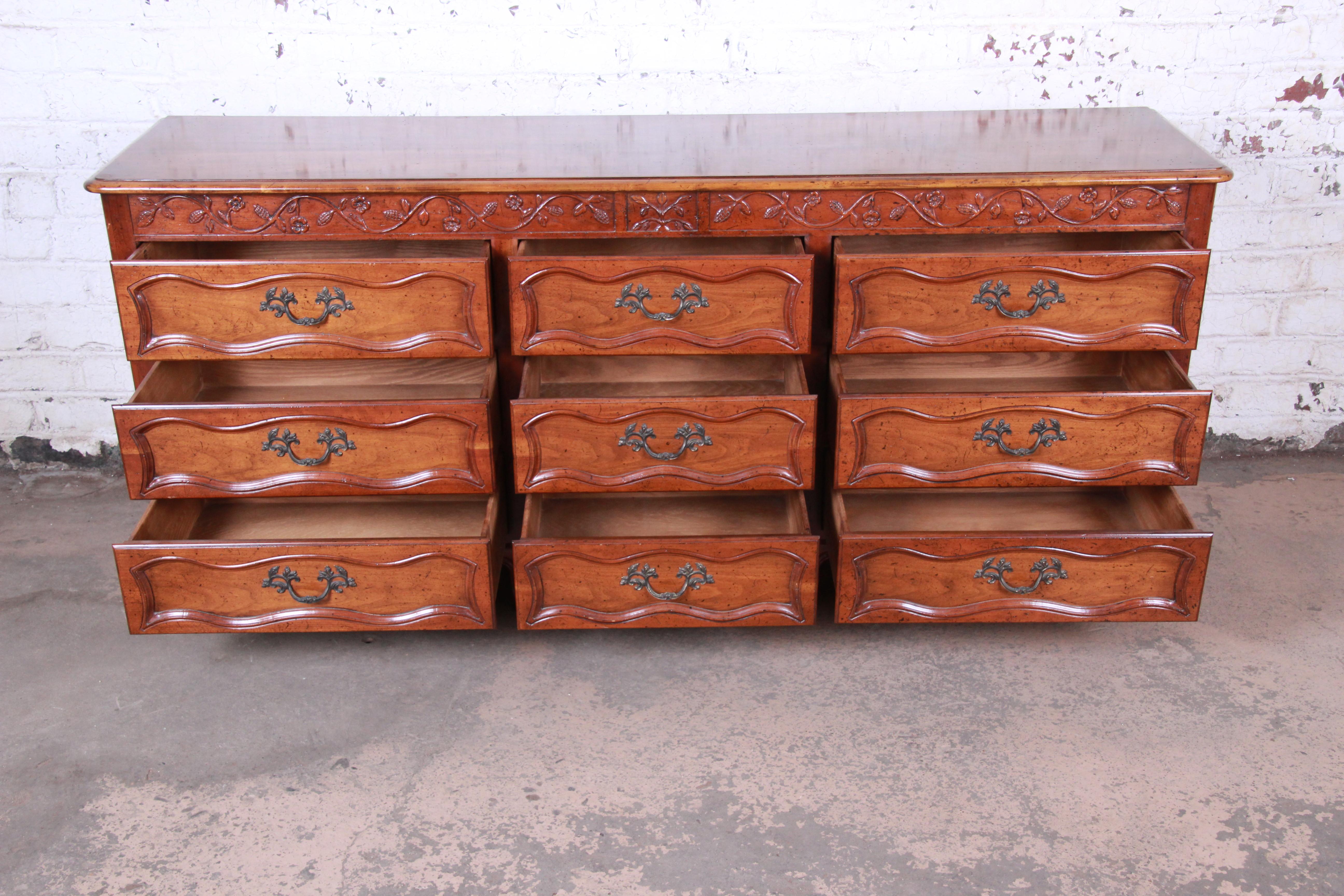 Baker Furniture Milling Road French Provincial Louis XV Cherry Triple Dresser en vente 2