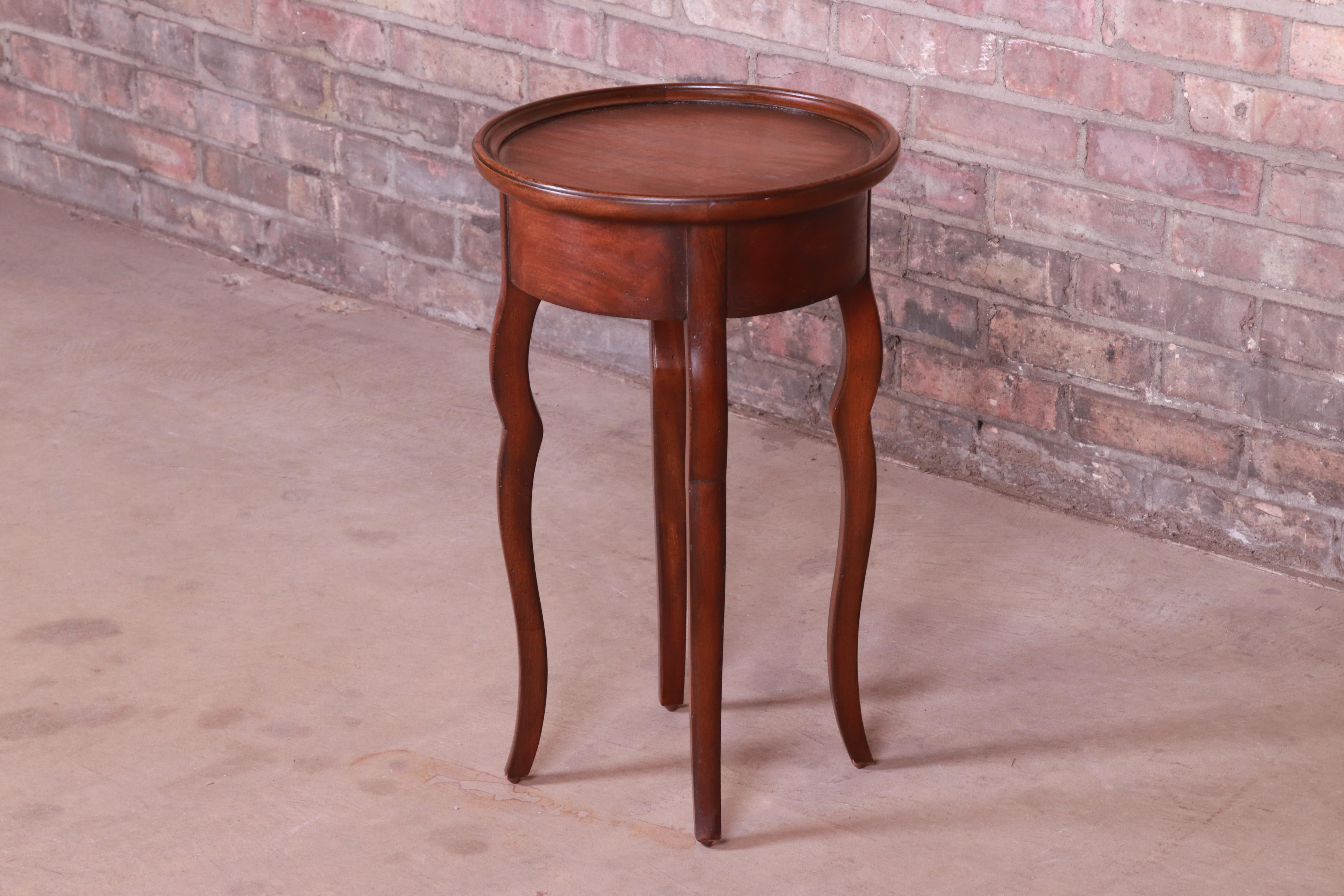 A gorgeous French Provincial mahogany side table or tea table

By Baker Furniture

Colombia, circa 1990s

Measures: 14