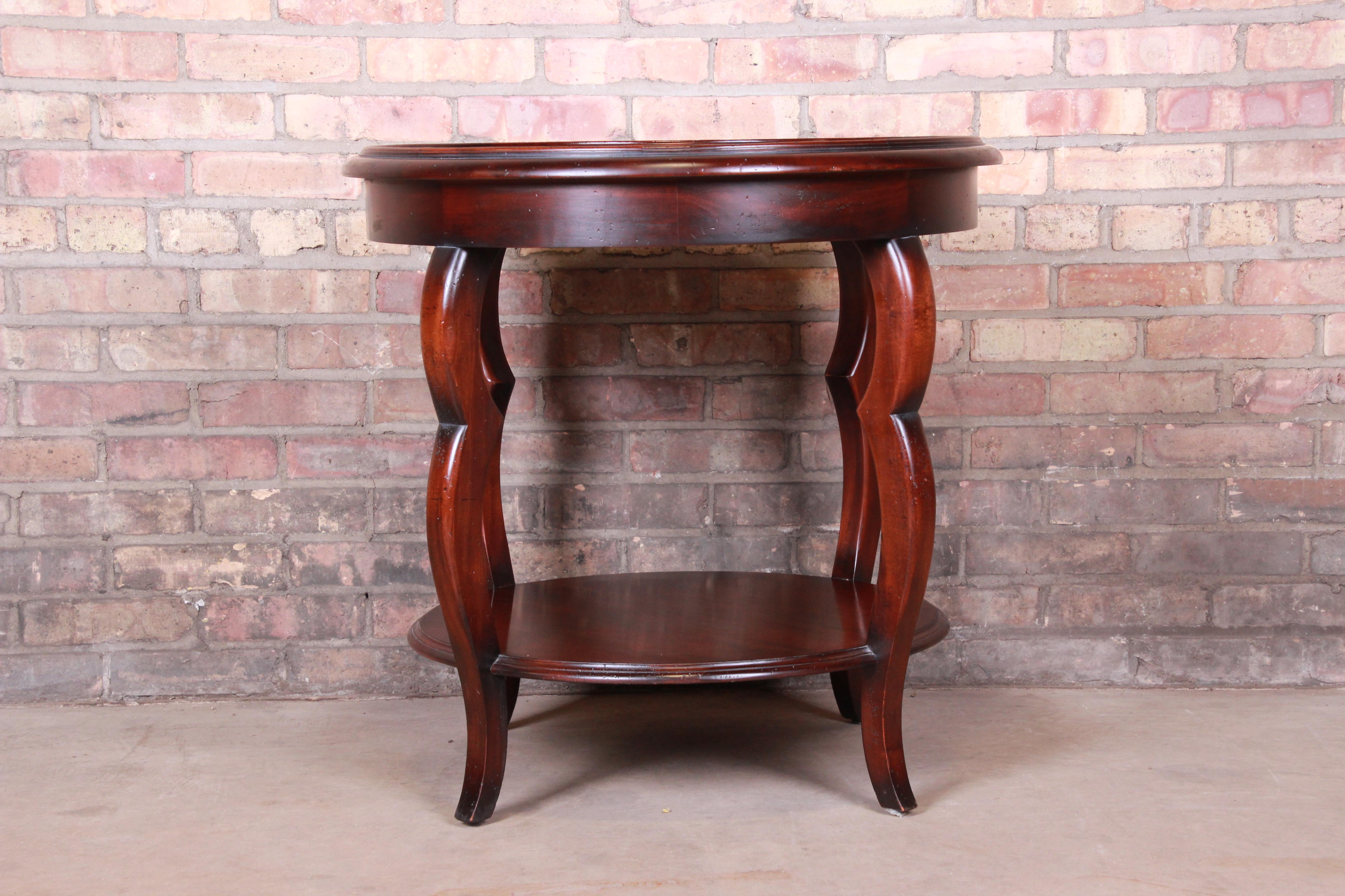 A gorgeous French Provincial flame mahogany side table or tea table

By Baker Furniture,

USA, circa 1990s

Measures: 28.25