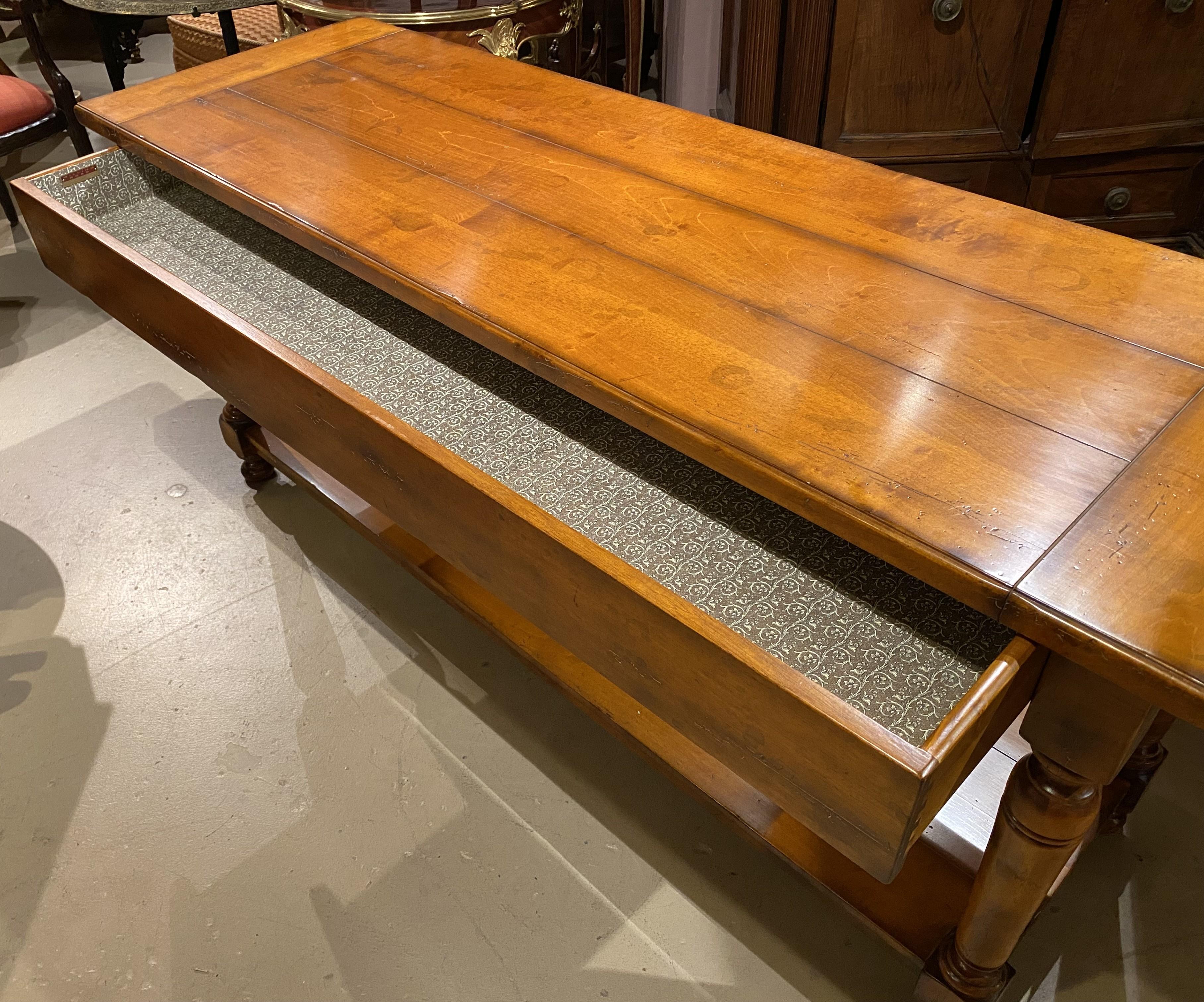 Intagliato a mano Console a un cassetto in stile francese di Baker Furniture Milling Road in vendita