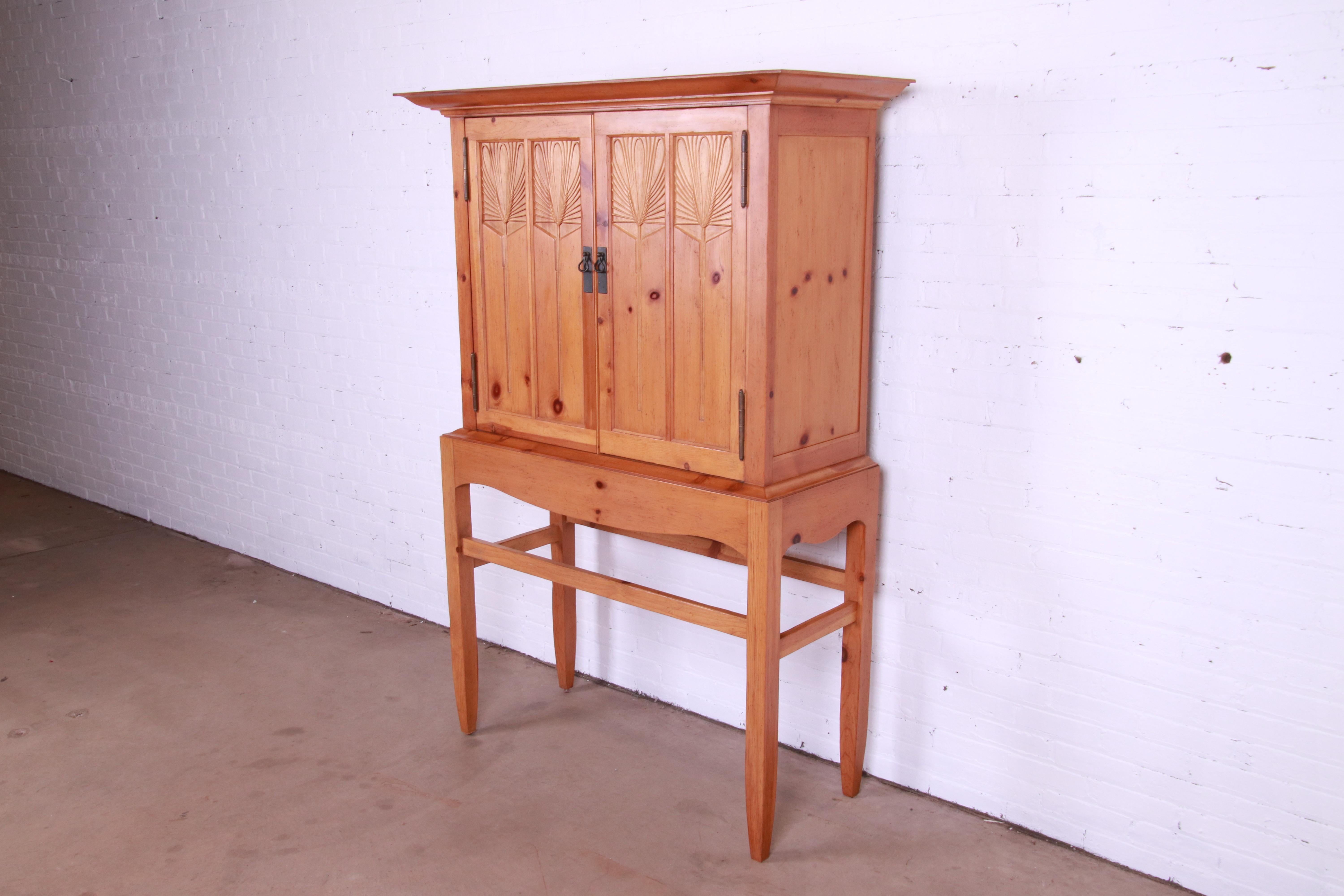 Baker Furniture Milling Road Shaker Stil geschnitzt Kiefer Leinen Press oder Bar Schrank (amerikanisch) im Angebot