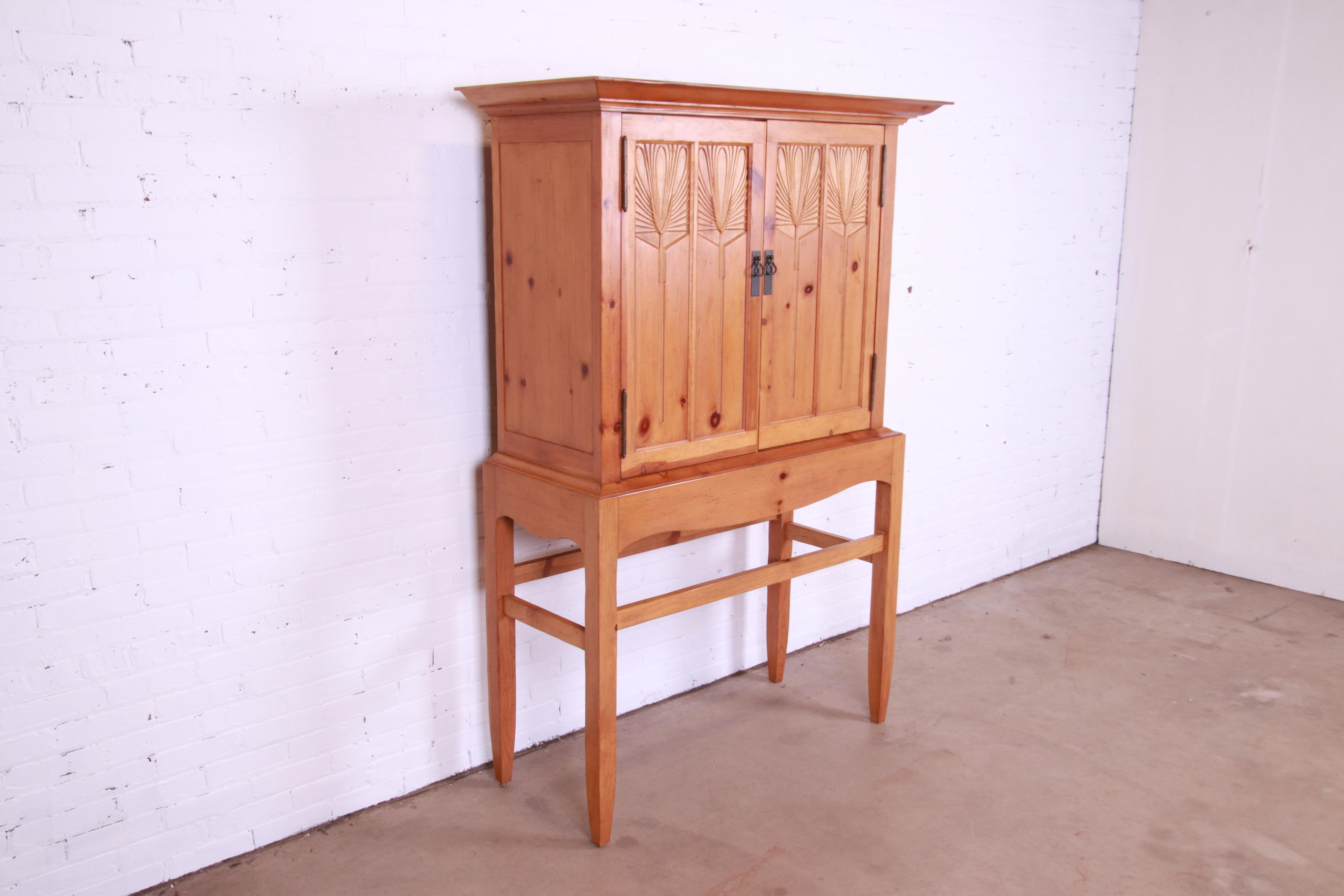 Baker Furniture Milling Road Shaker Stil geschnitzt Kiefer Leinen Press oder Bar Schrank (20. Jahrhundert) im Angebot
