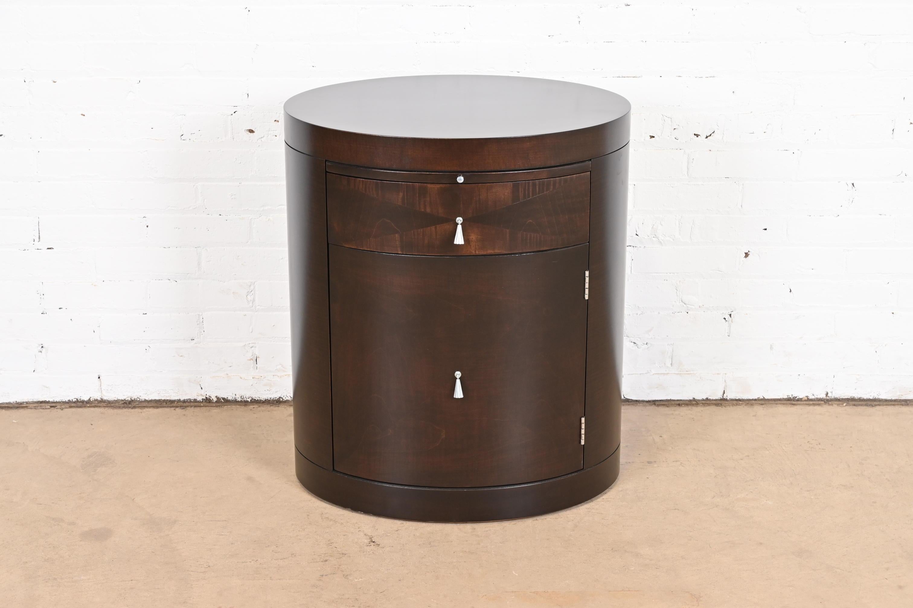 A gorgeous Modern Art Deco style nightstand or drum side table

By Baker Furniture

USA, late 20th century

Mahogany, with original nickel hardware.

Measures: 24