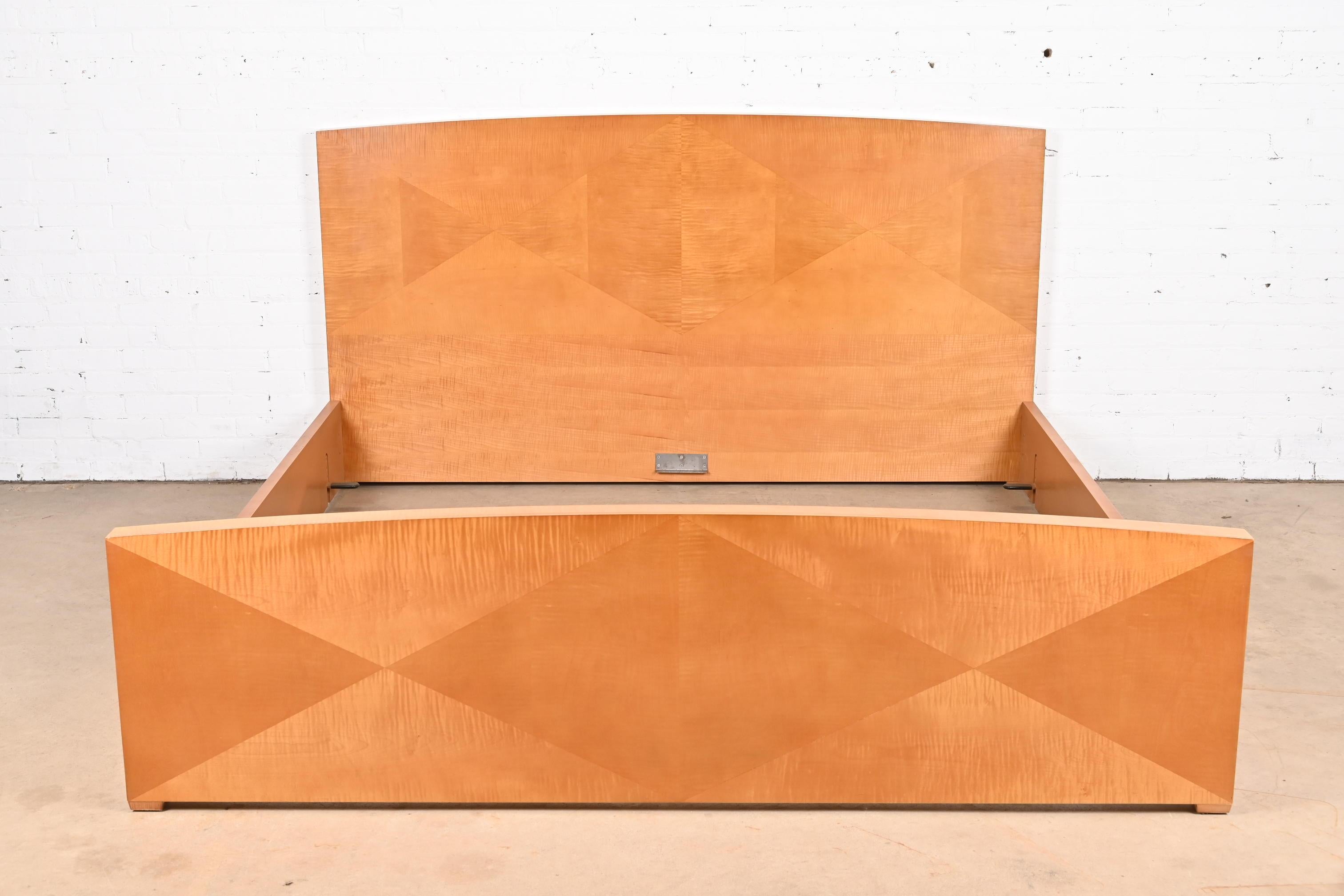 Una splendida struttura letto king size in stile Art Deco moderno

Di Michael Vanderbyl per Baker Furniture

Stati Uniti, circa fine XX secolo

Bellissimo legno di Primavera, con intarsi in parquet.

Misure: 80 