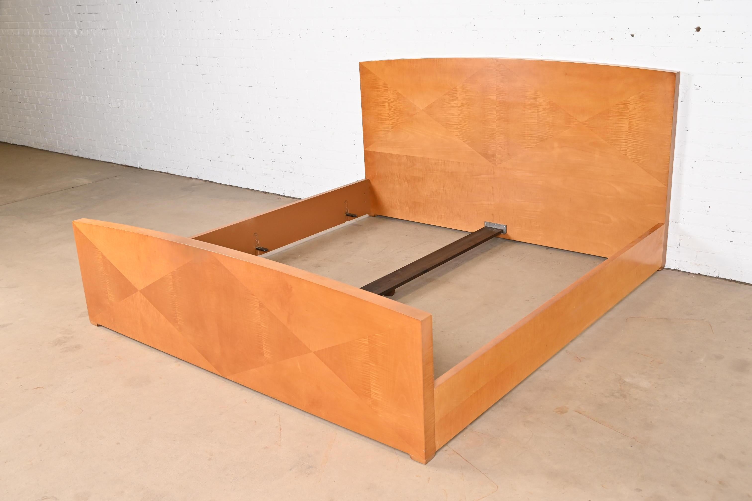 Américain Baker Furniture Modernity Art Deco Primavera Wood King Size Bed en vente