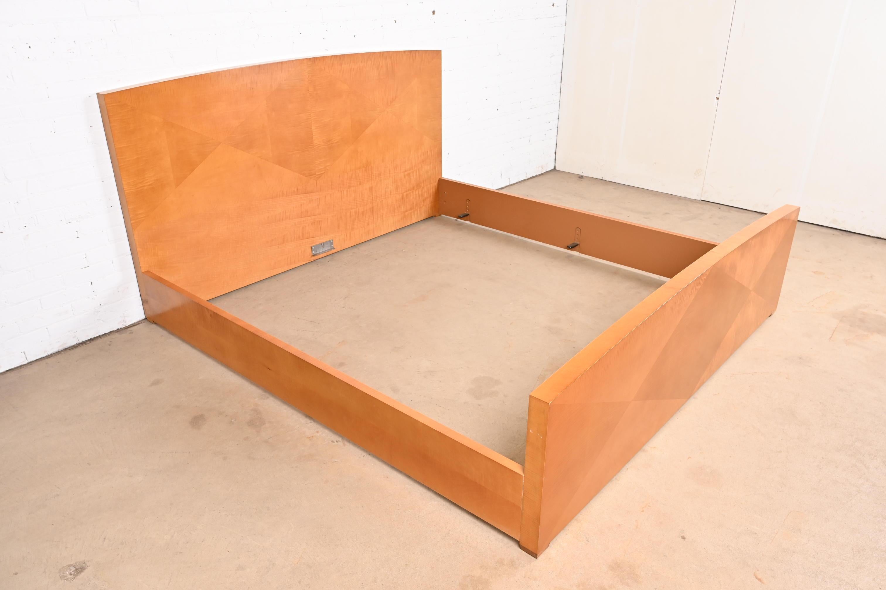 Legno Letto matrimoniale Baker Furniture Modern Art Deco Primavera Wood in vendita