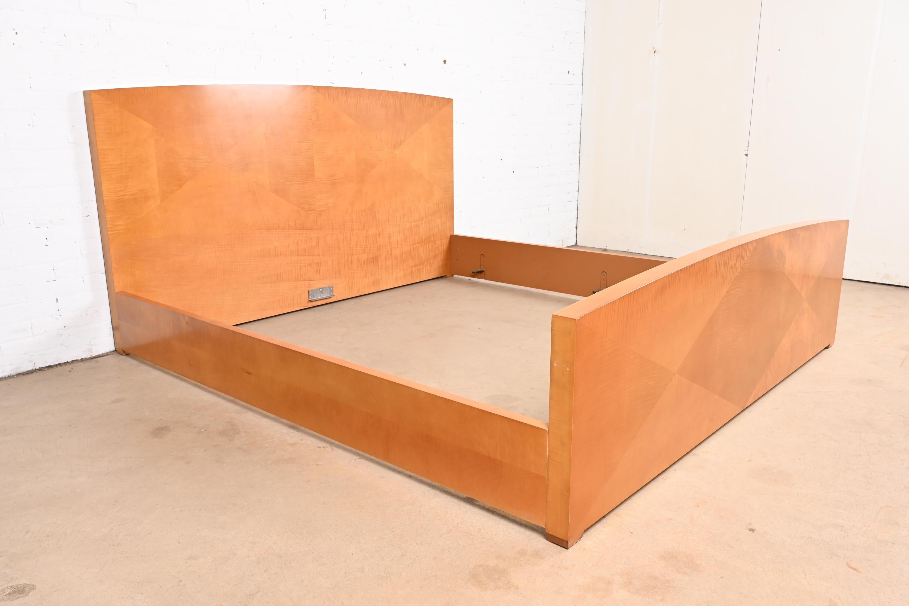 Letto matrimoniale Baker Furniture Modern Art Deco Primavera Wood in vendita 1