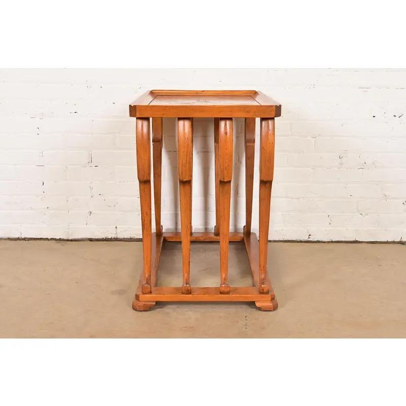 Meubles Baker Table de chevet ou table d'appoint en bois de ronce sculpturale Art déco moderne en vente 5